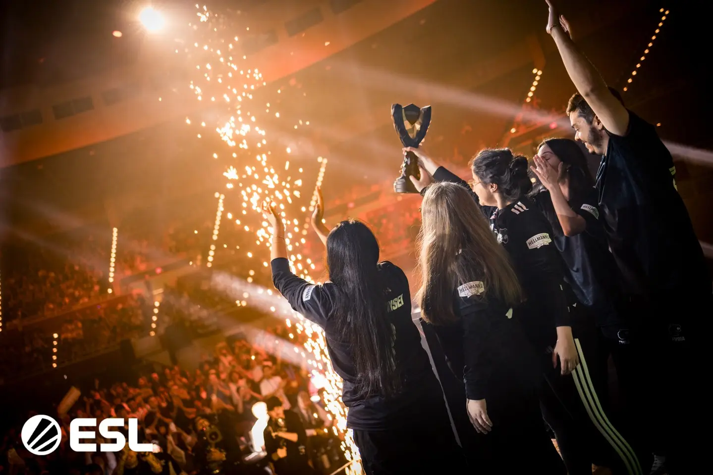 Time da FURIA com a taça do ESL Impact de CS2