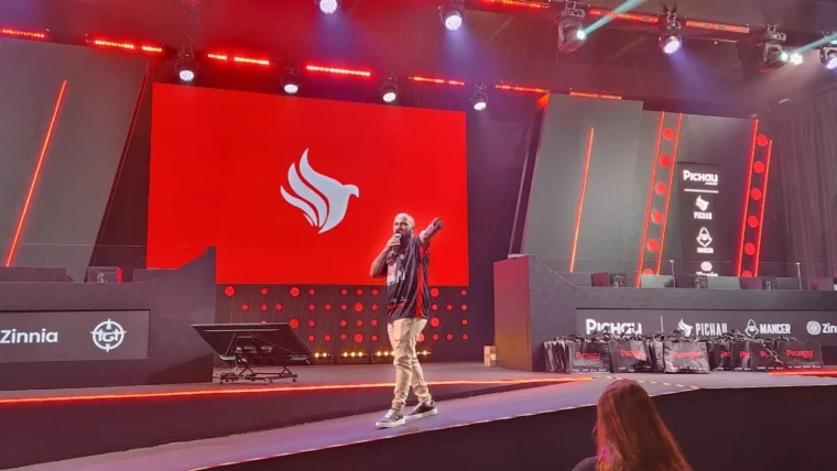 Careca da Pichau distribuindo brindes na gamescom latam