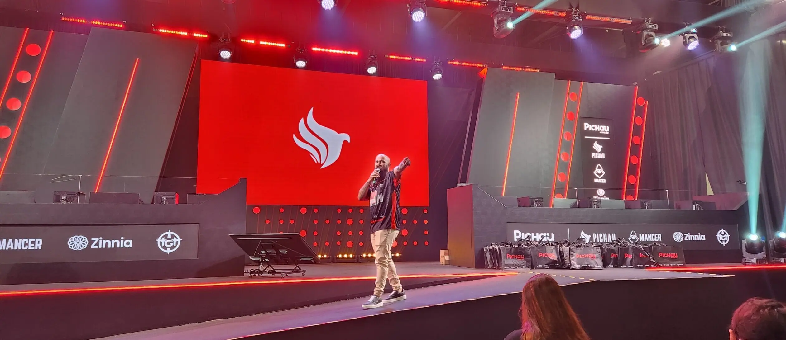 Careca da Pichau distribuindo brindes na gamescom latam