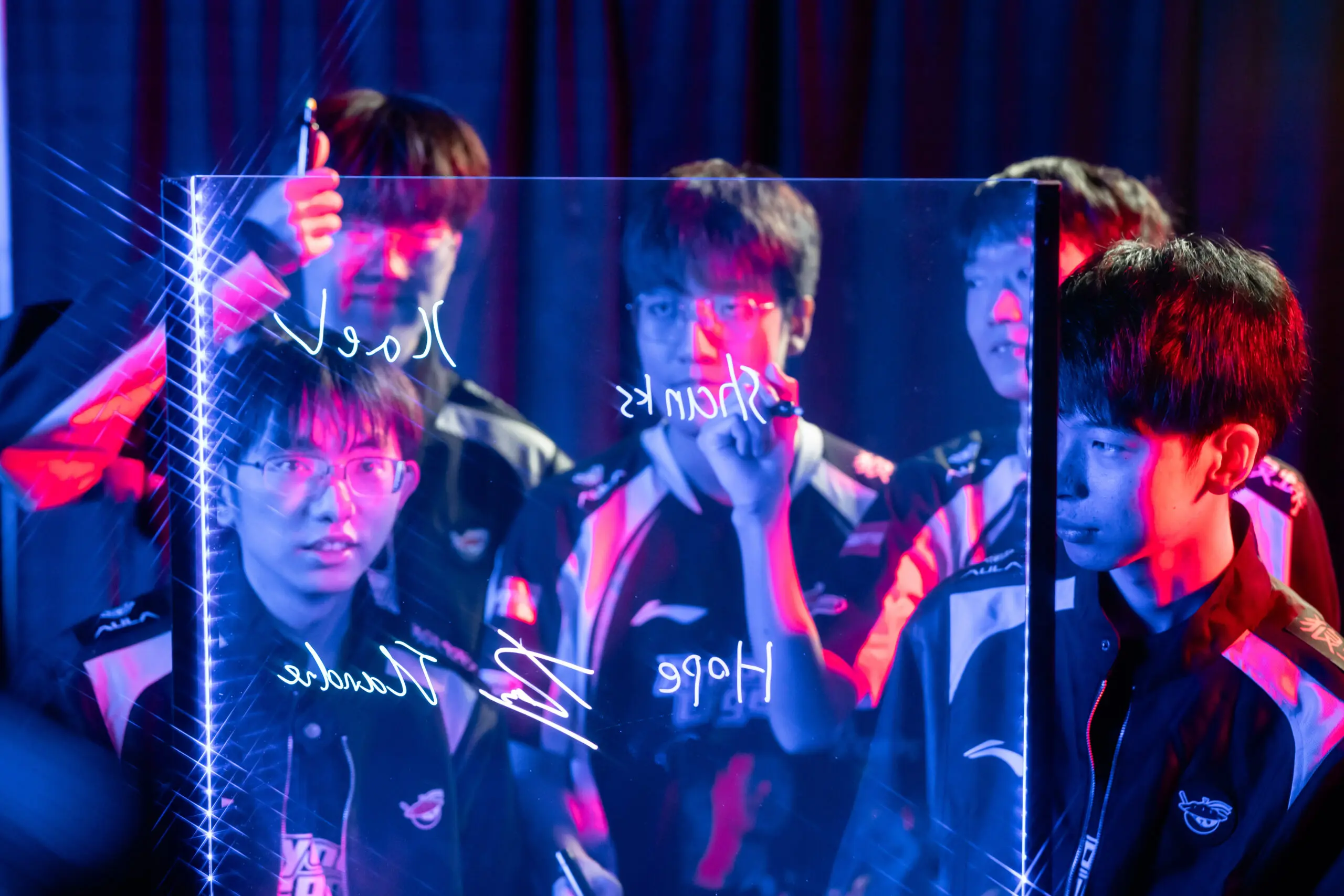 LoL: Técnico campeão da LPL explana louca rotina dos atletas