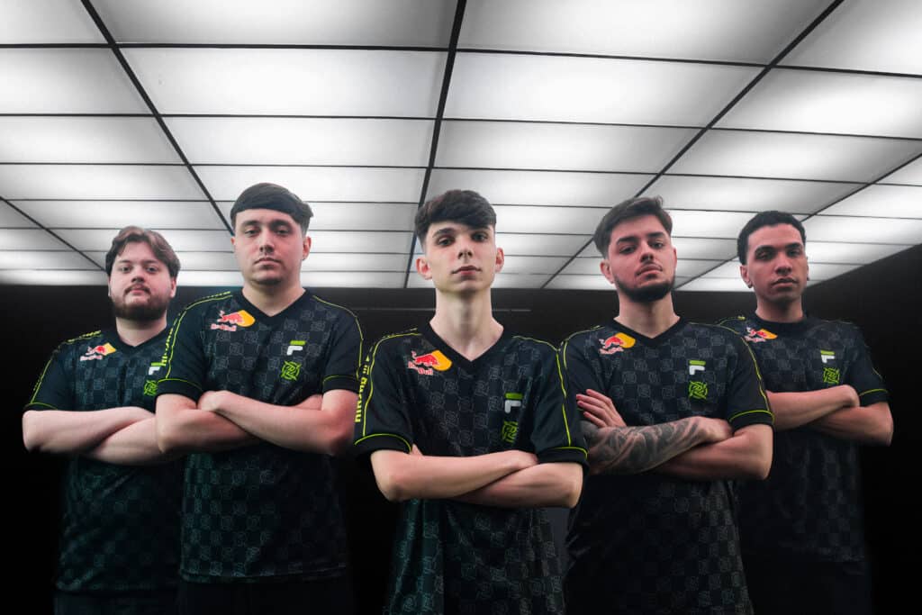 Time da Ninjas in Pyjamas de Rainbow Six Siege posando para foto