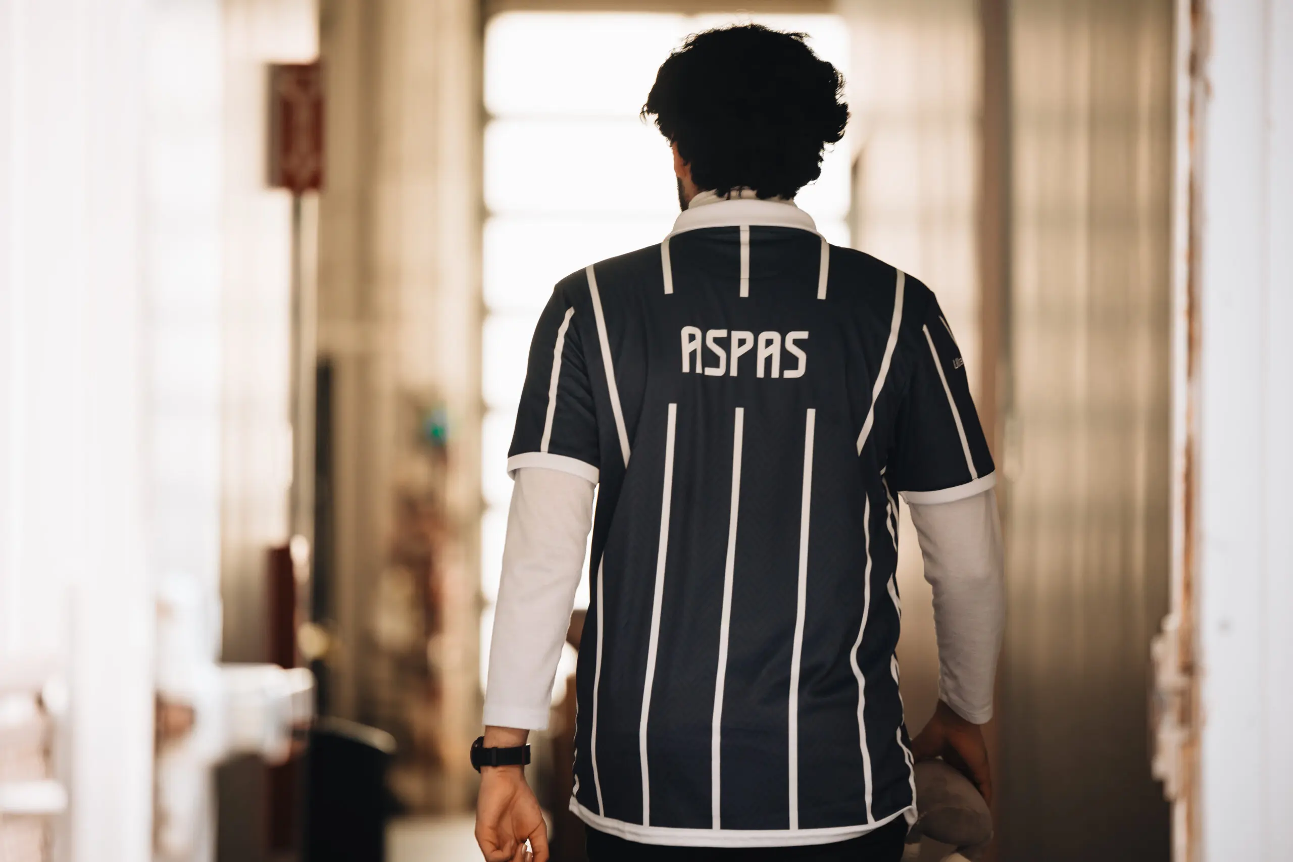 Erick "aspas" Santos de costas vestindo a camisa do MIBR
