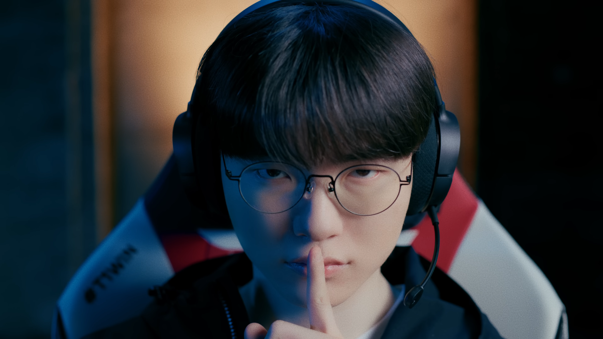 faker lol fazendo sinal de silêncio com a mão