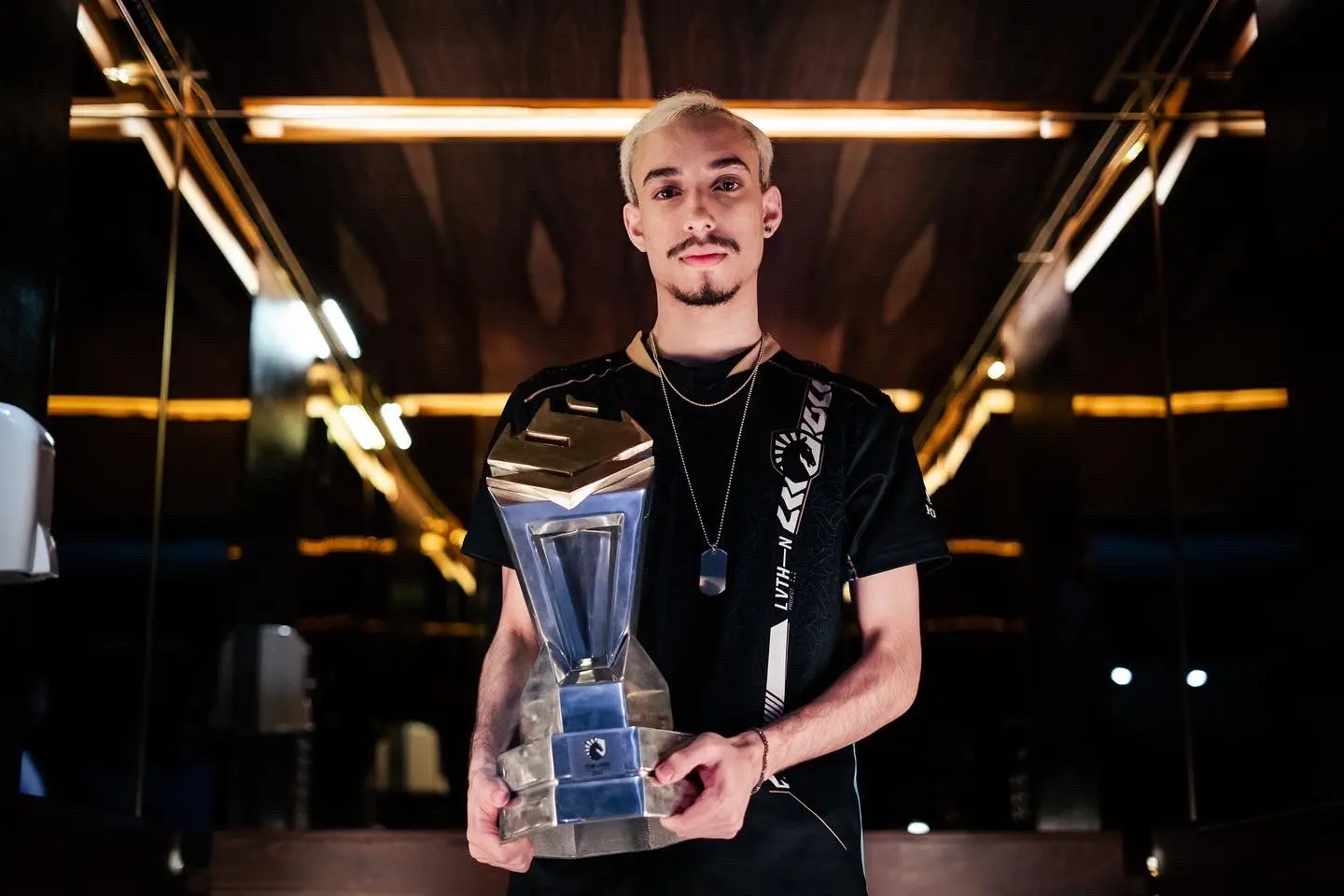 Gabriel "AsK" Santos, jogador profissional de Rainbow Six Siege (R6), vestindo a camisa da Team Liquid.