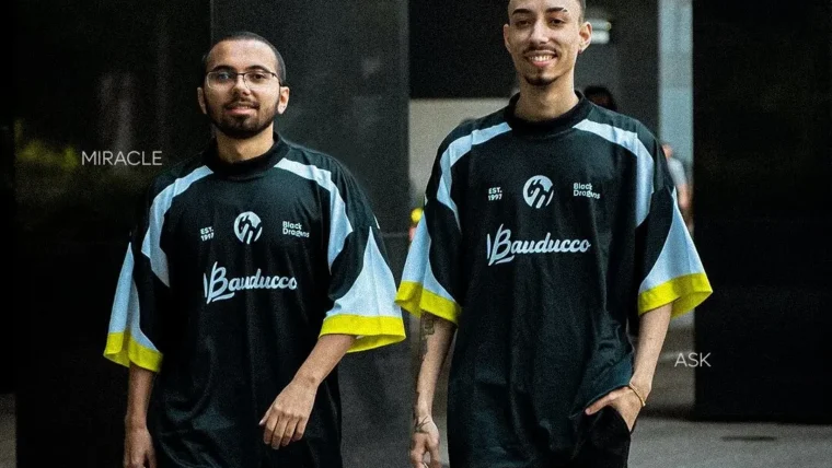 Luiz "Miracle" Abrantes e Gabriel "AsK" Santos, jogadores profissionais de Rainbow Six Siege (R6) vestindo a camisa da Black Dragons.