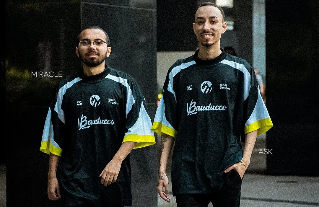 Luiz "Miracle" Abrantes e Gabriel "AsK" Santos, jogadores profissionais de Rainbow Six Siege (R6) vestindo a camisa da Black Dragons.