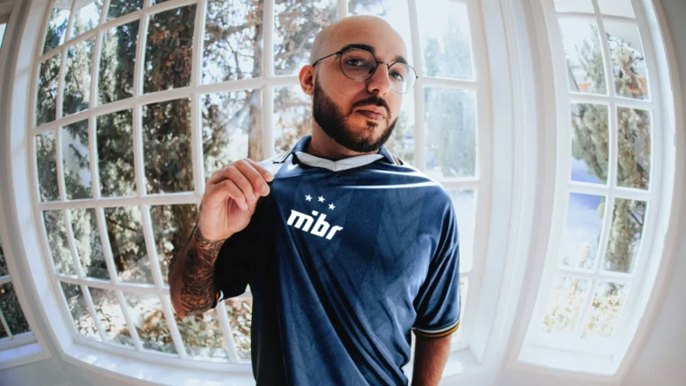 Ex-jogador profissional de VALORANT Gustavo "Sacy" Rossi vestindo a camisa do MIBR.