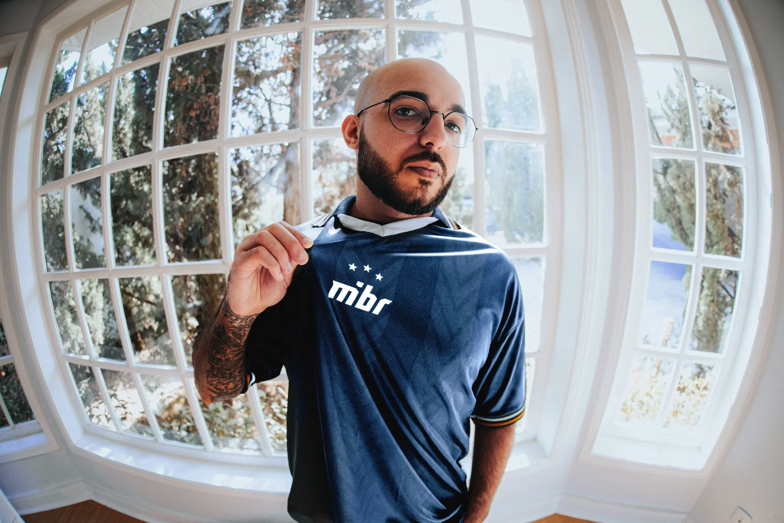 VALORANT: MIBR lança camiseta exclusiva do Champions 2025 1 Ex-jogador profissional de VALORANT Gustavo "Sacy" Rossi vestindo a camisa do MIBR.