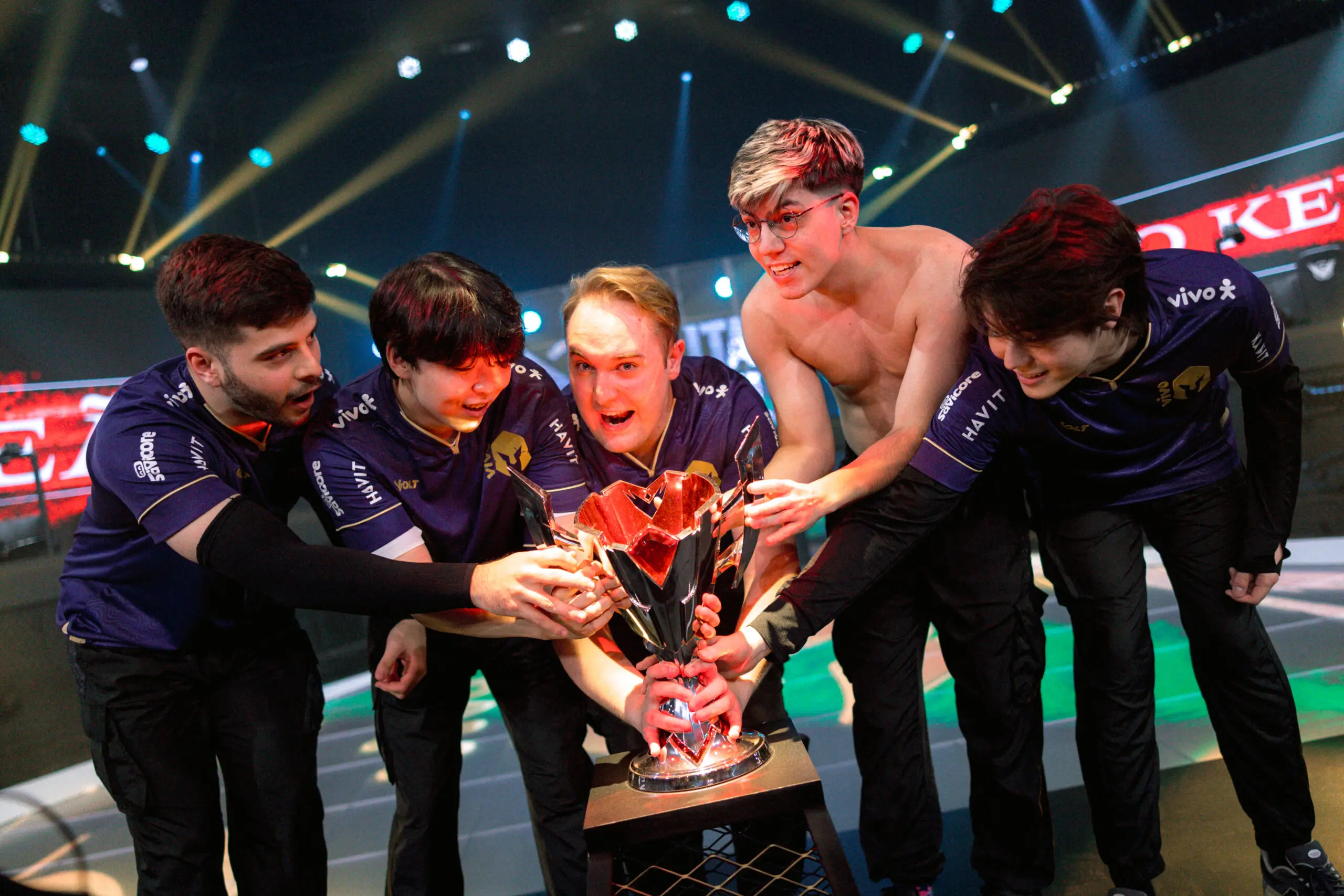 Jogadores profissionais de League of Legends da Vivo Keyd Stars comemorando o título da LTA Sul Split 3