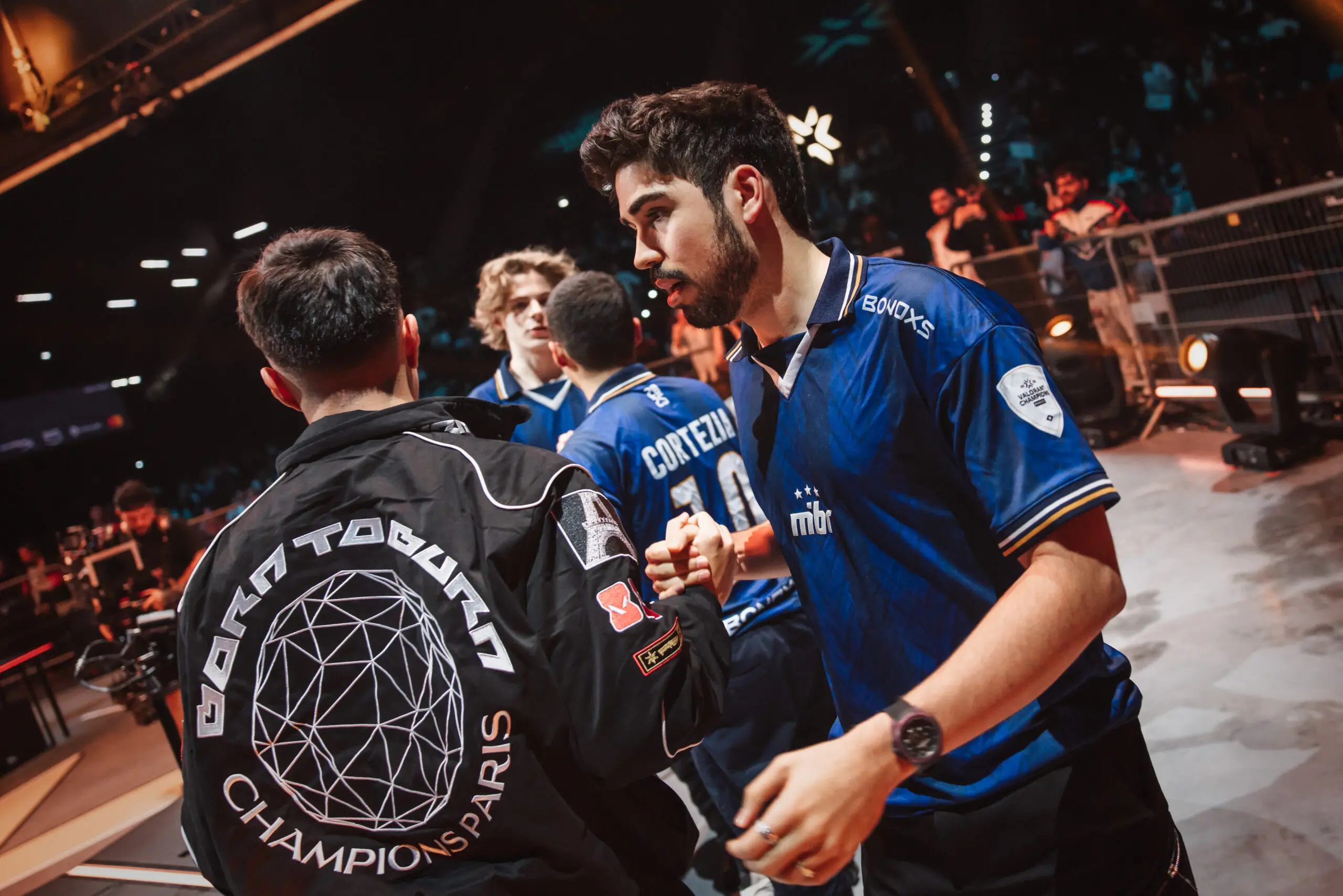 Brasileiro Aspas no stage vestindo a camisa do MIBR