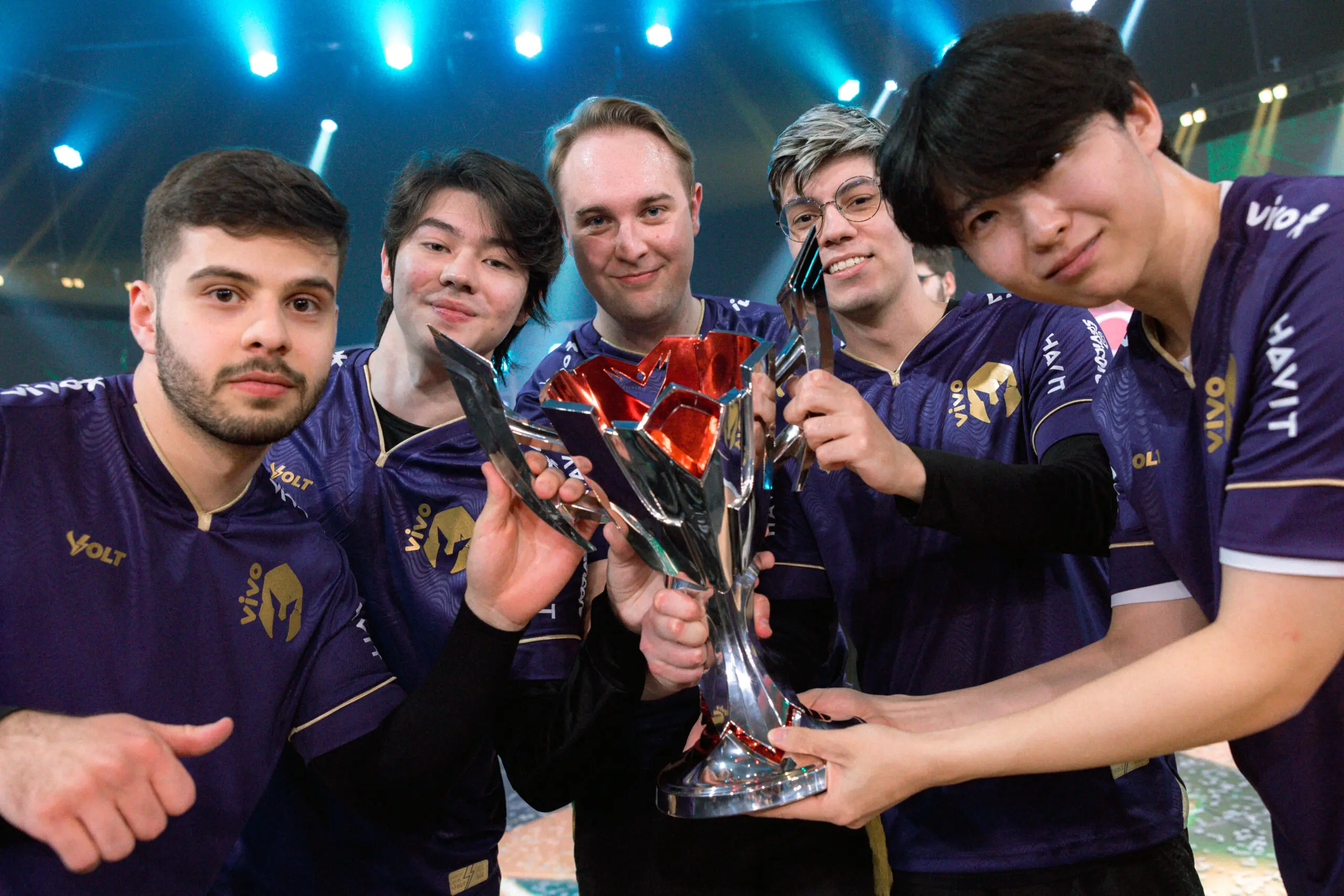 Jogadores profissionais de League of Legends da Vivo Keyd Stars comemorando o título da LTA Sul Split 3