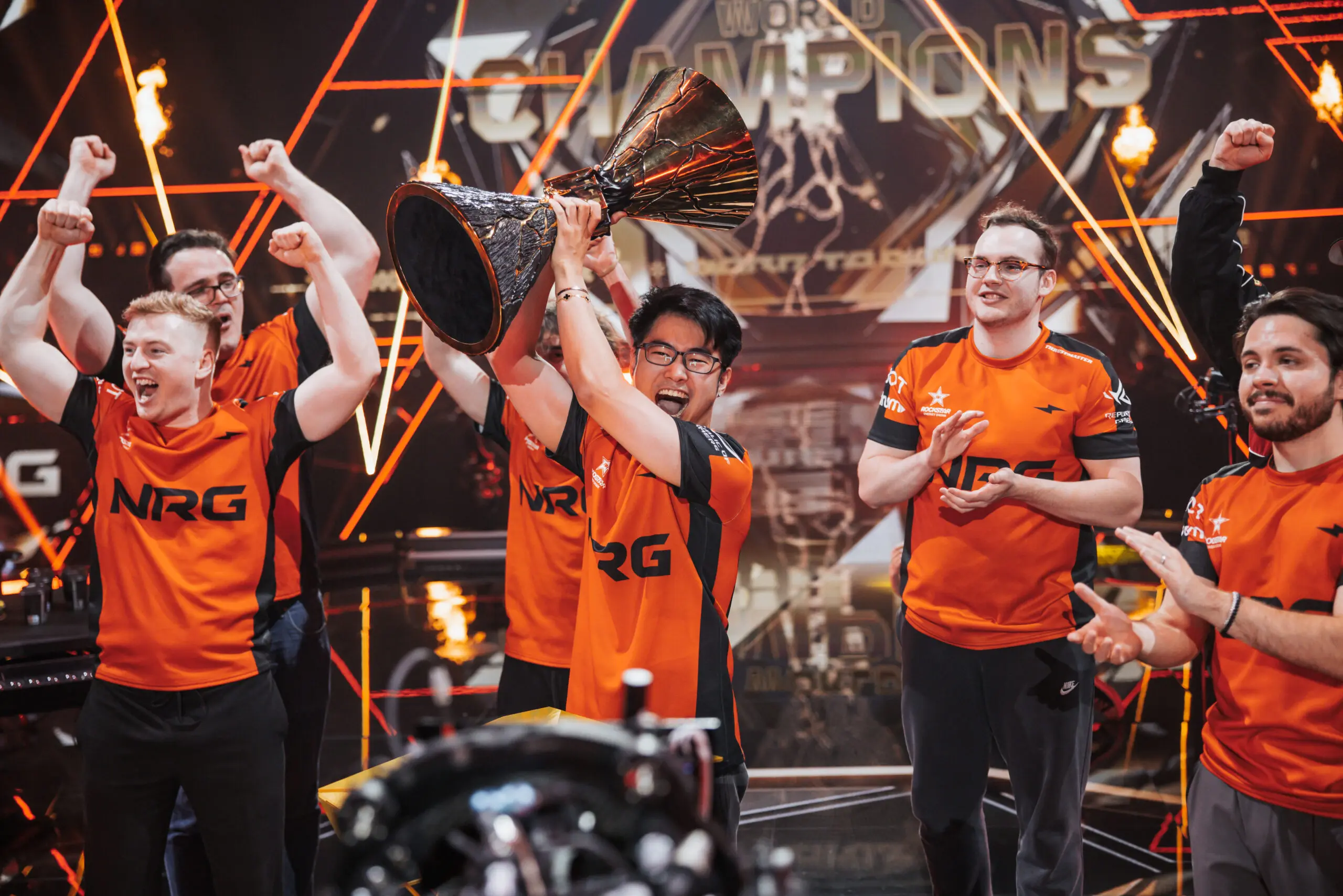 Time da NRG de VALORANT levantando a taça do Champions, mundial da modalidade