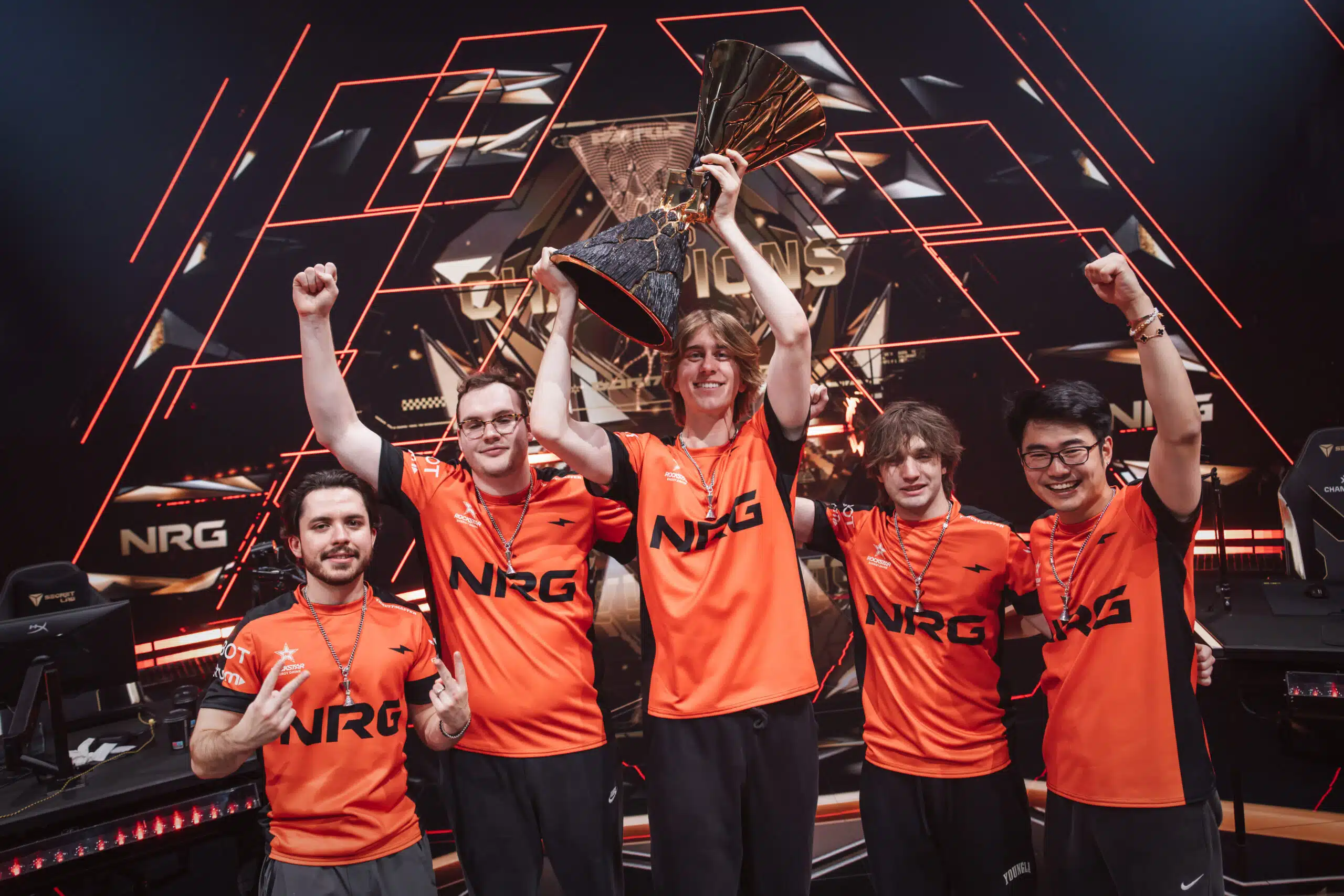 Time da NRG de VALORANT levantando a taça do Champions, mundial da modalidade