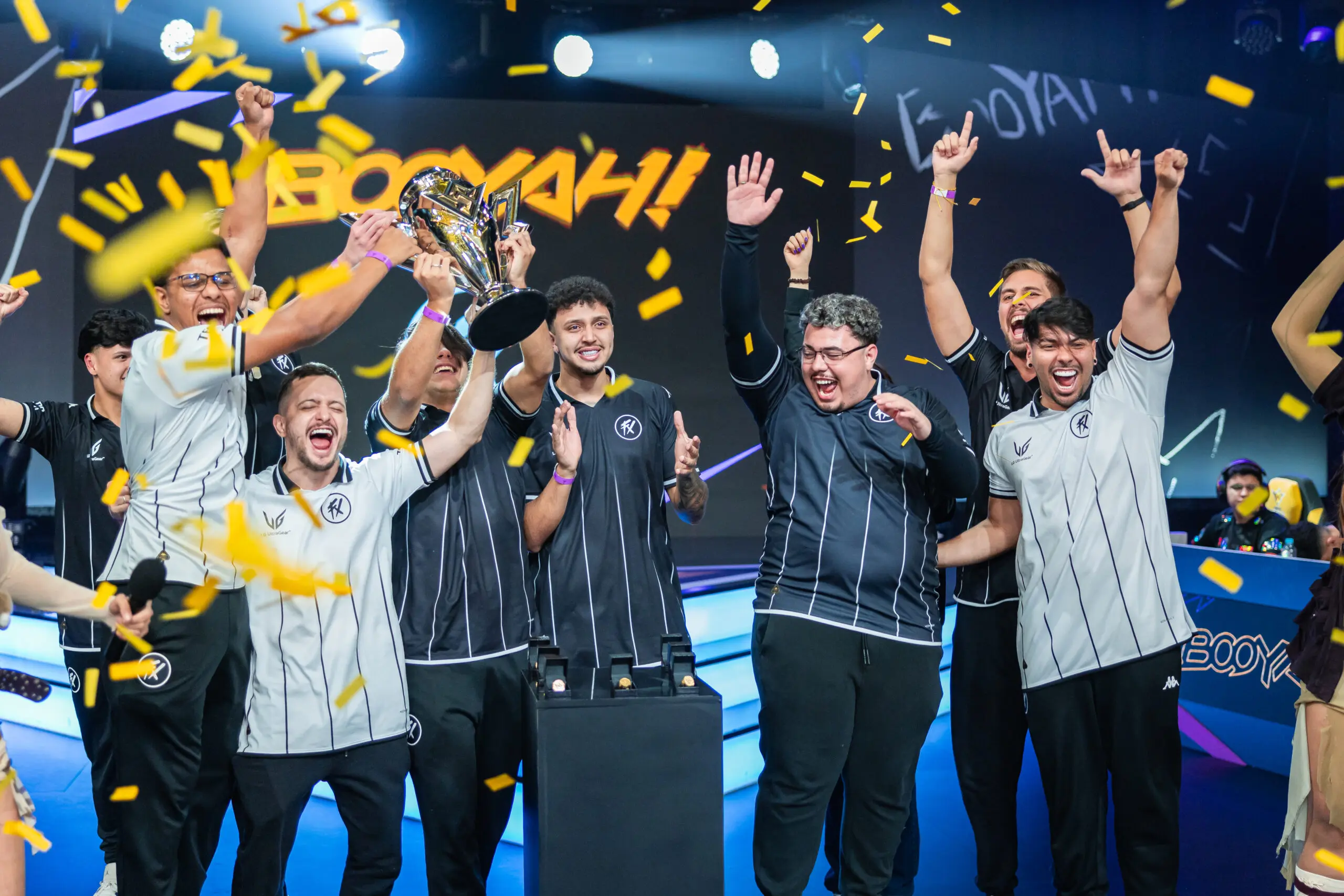 Time do Fluxo de Free Fire comemorando vitória em campeonato