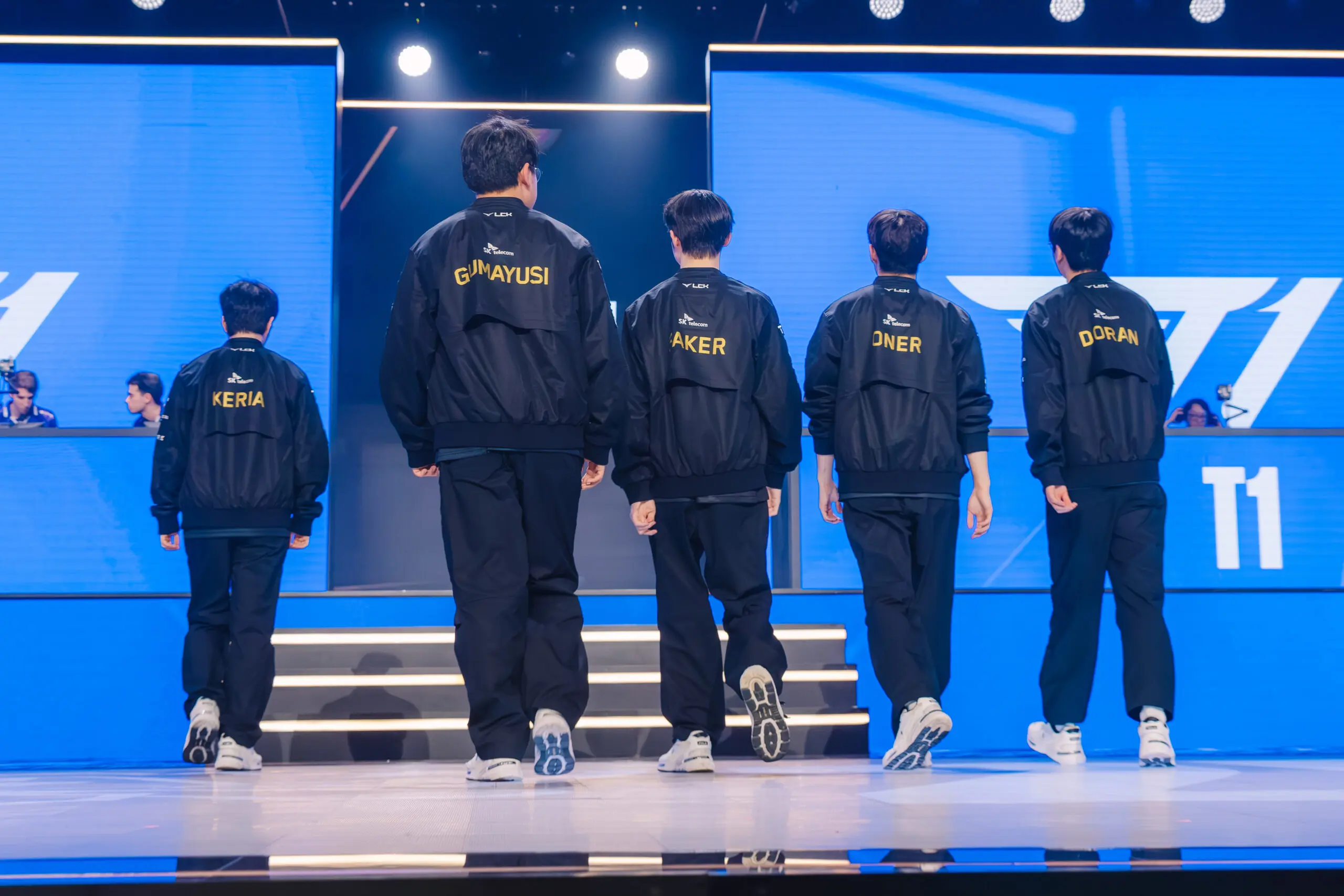 Time da T1 de League of Legends de costas