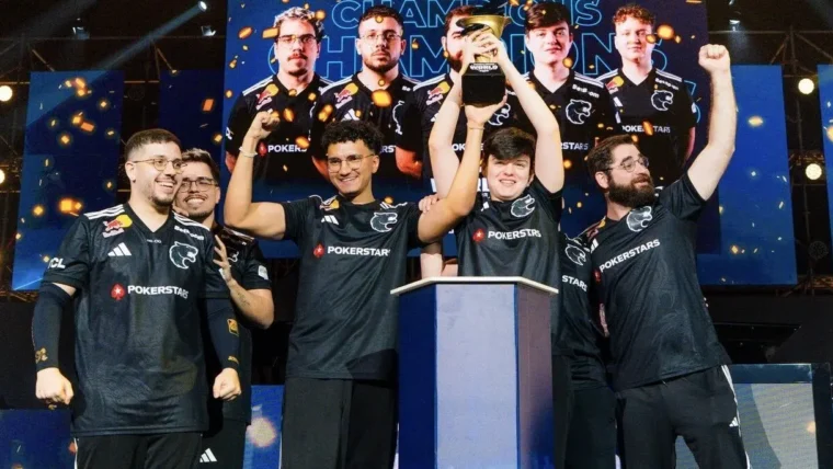 Time de Counter-Strike da FURIA segurando um troféu e comemorando