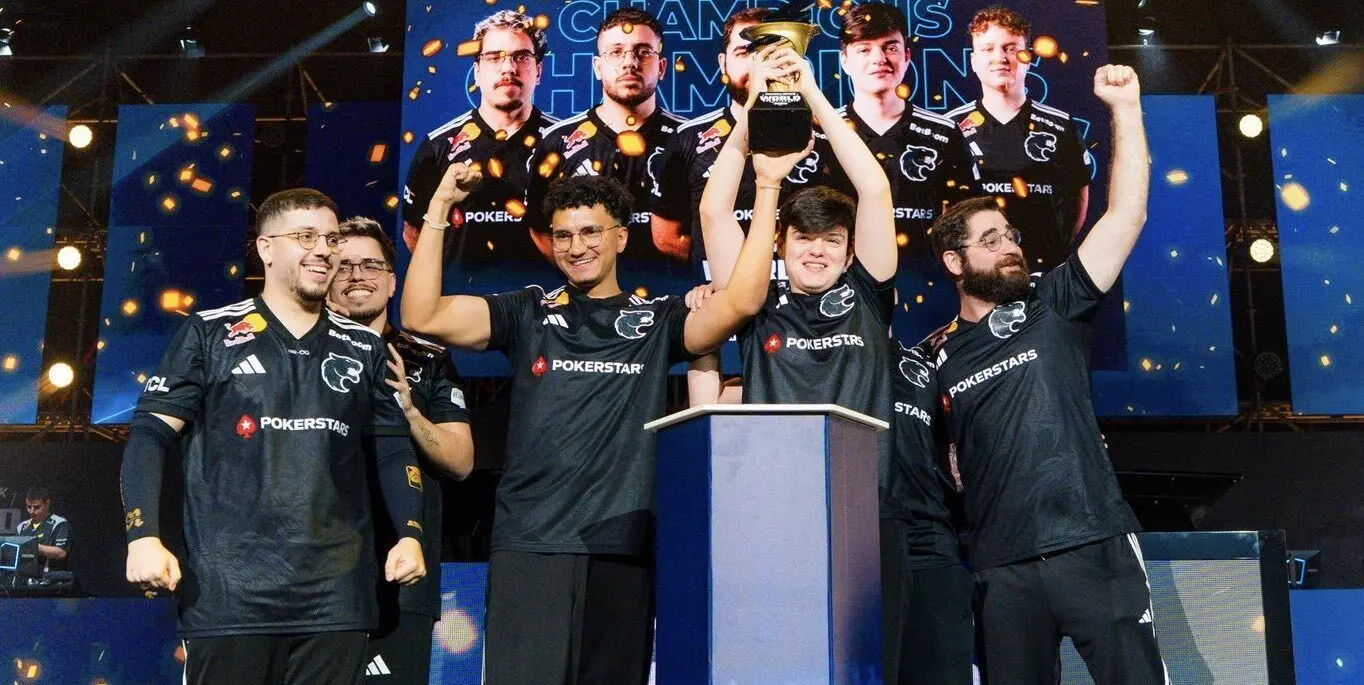 Time de Counter-Strike da FURIA segurando um troféu e comemorando