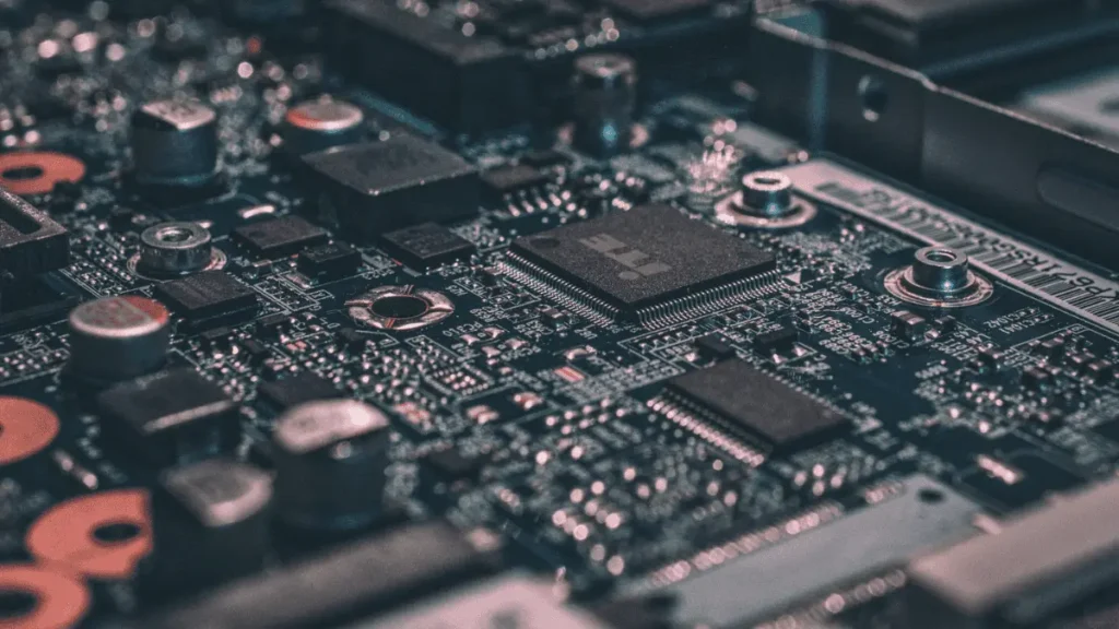 Placa de circuito eletrônico com chips e componentes de hardware em foco.