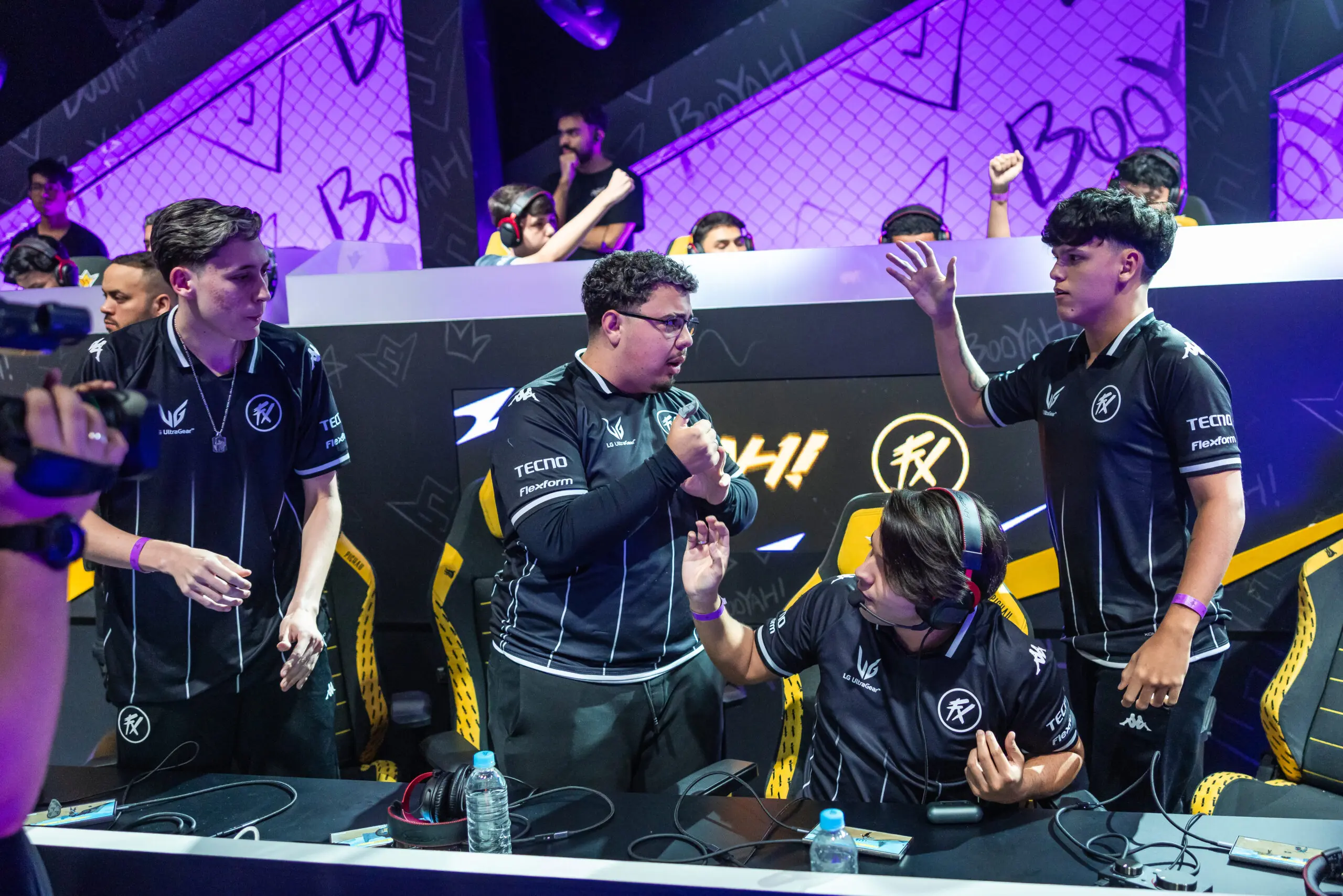 Jogadores profissionais do Fluxo de Free Fire no stage competitivo do battle royale da Garena