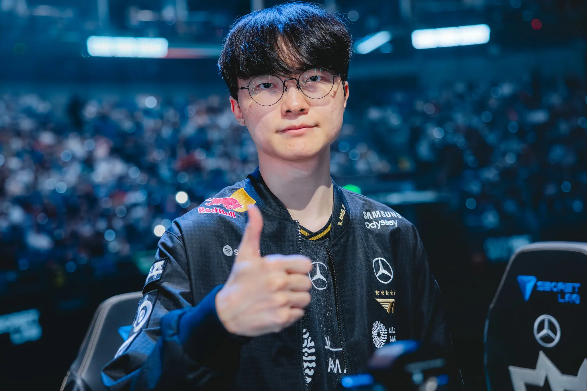 Lee "Faker" Sang-hyeok, jogador profissional de League of Legends que atua pela T1, fazendo sinal de positivo com a mão, considerado o GOAT do LoL