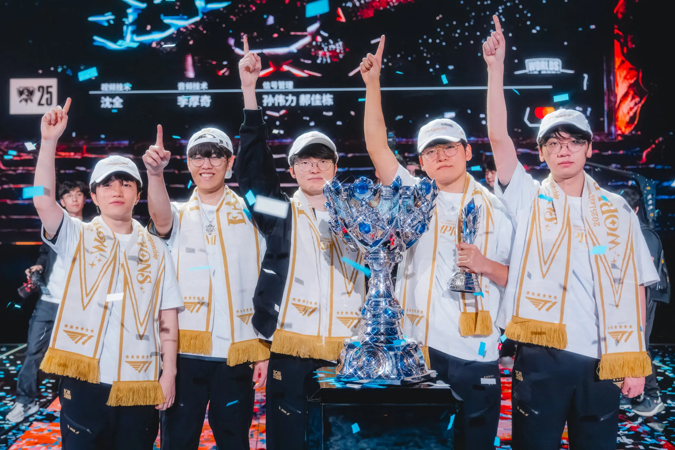 Jogadores profissionais da T1 comemorando o título do Worlds 2025