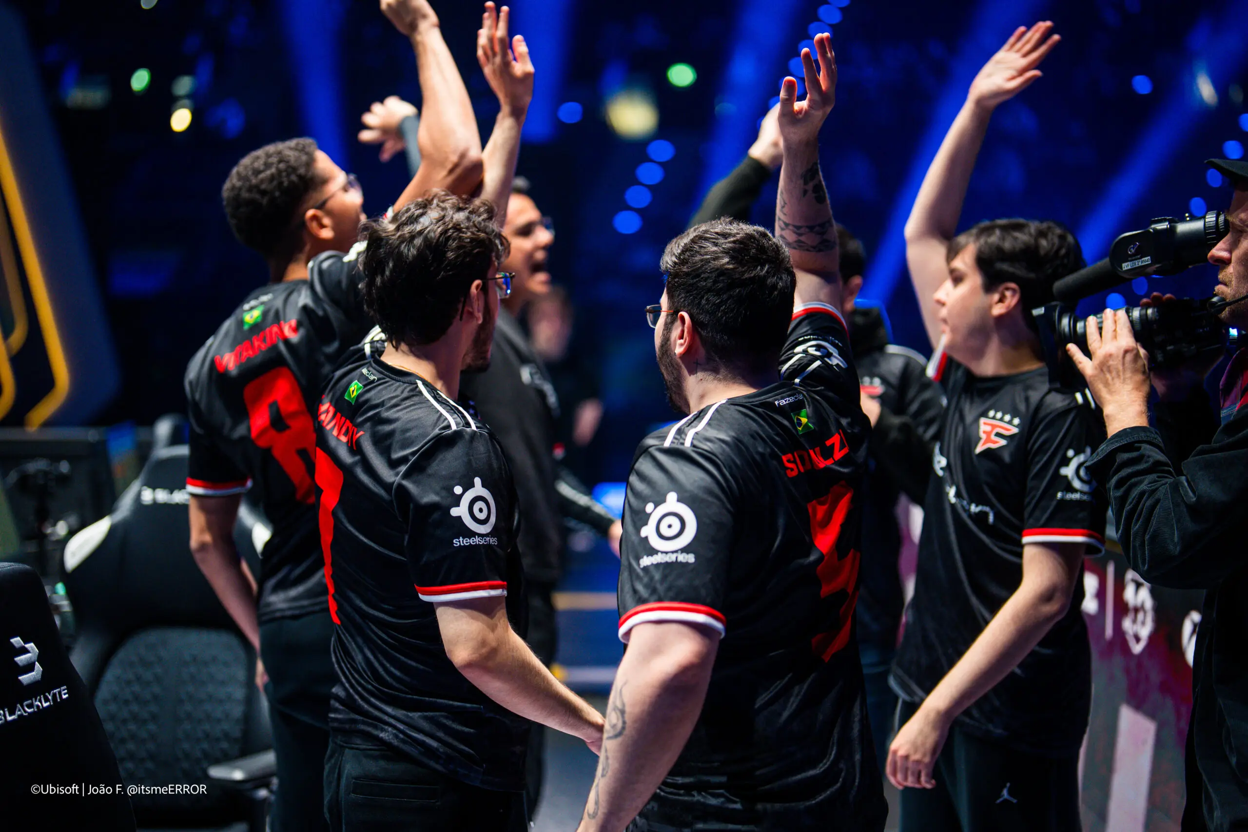 Jogadores profissionais da FaZe Clan de R6 comemorando em stage