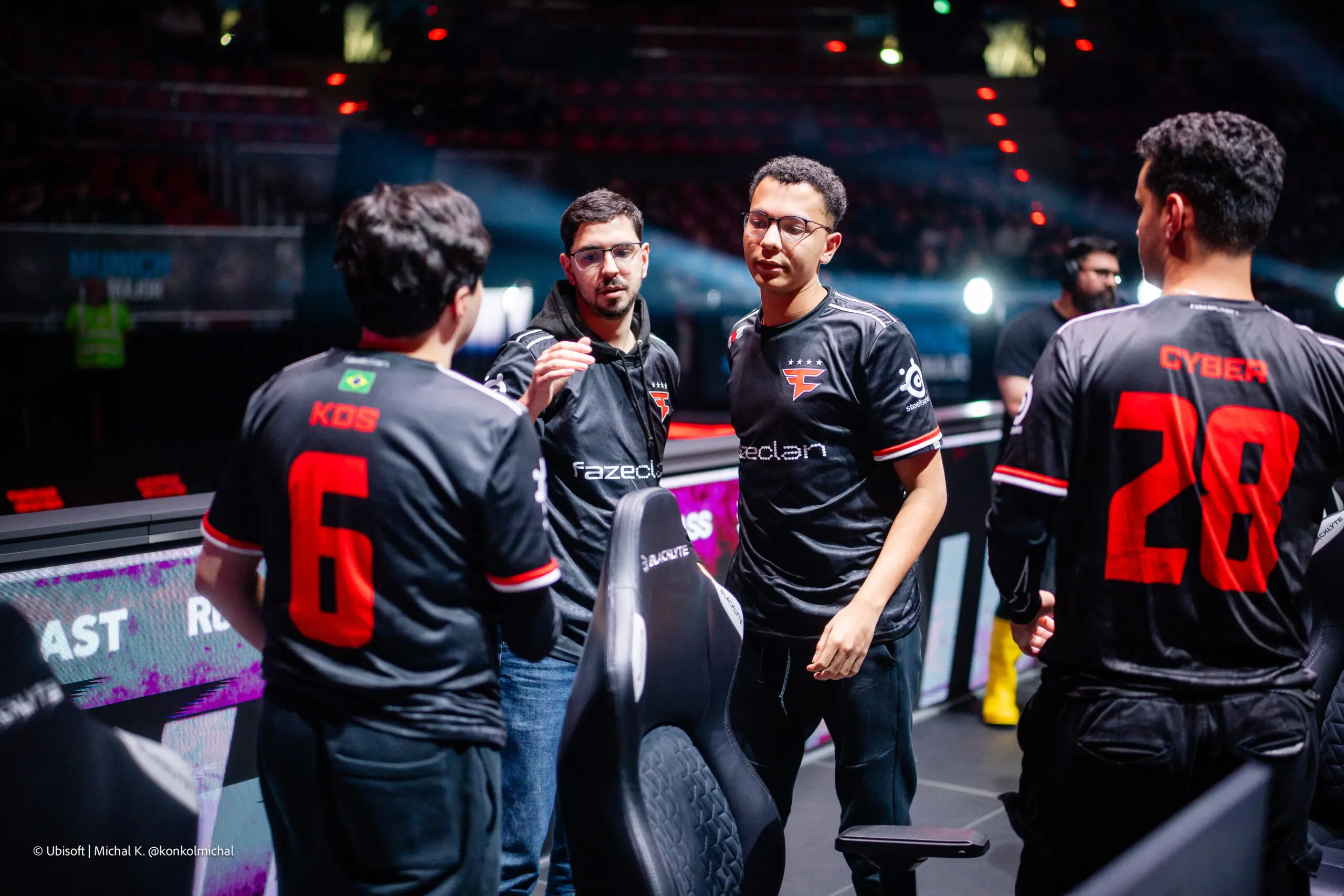 Jogadores profissionais da FaZe Clan de R6 no stage