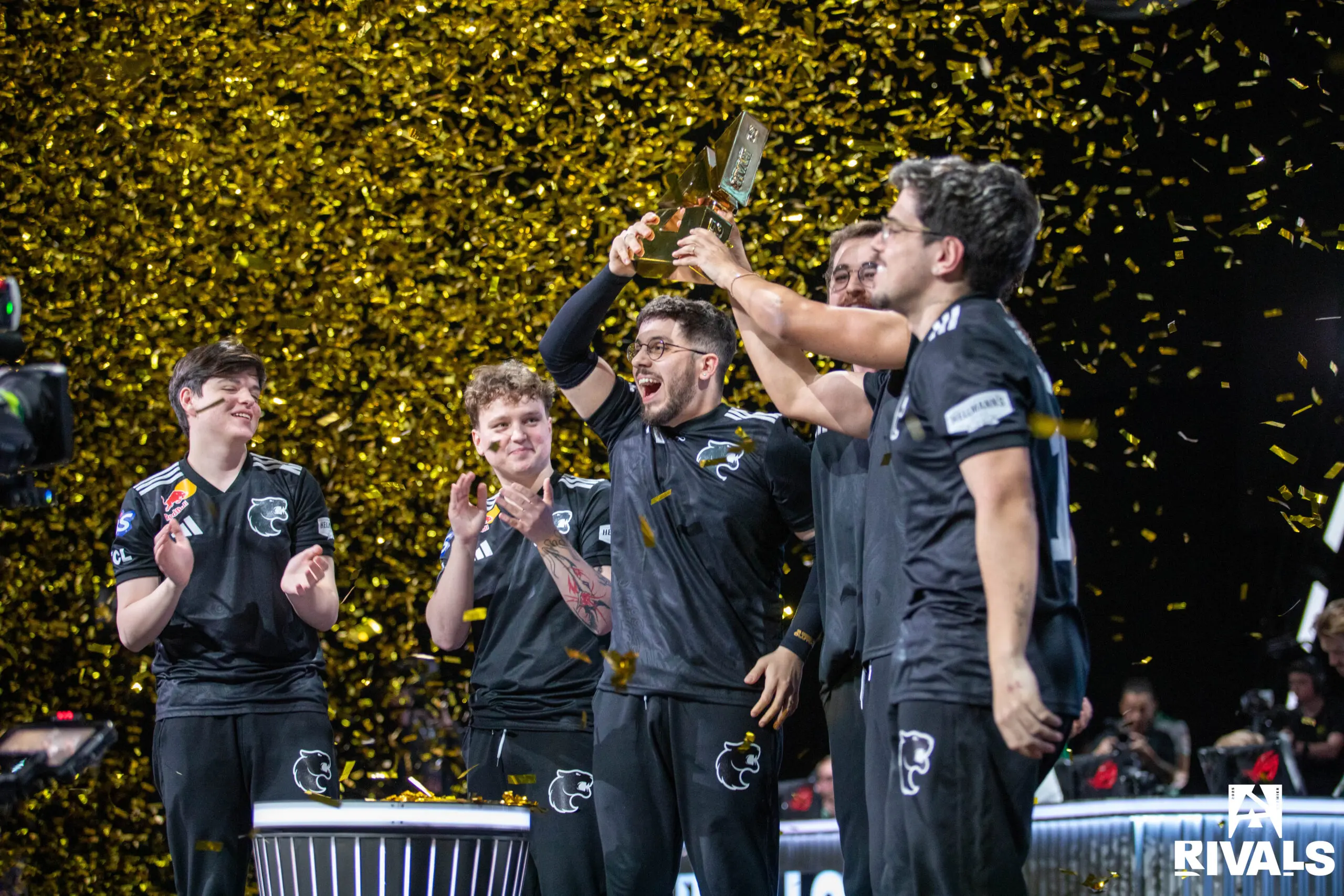 time da furia de counter-strike 2 comemorando titulo da blast