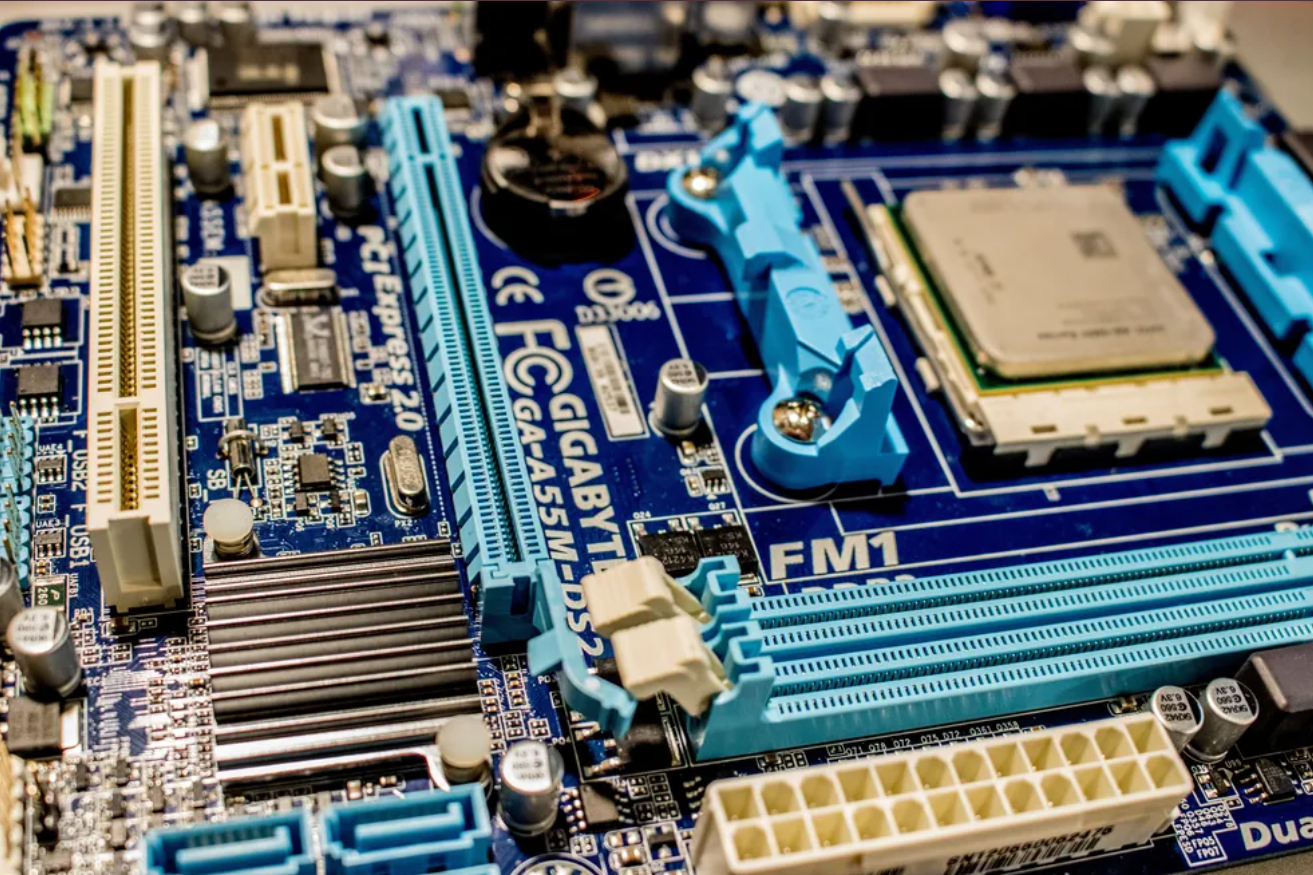 Intel revela placa mãe com suporte para CPU de 86 núcleos