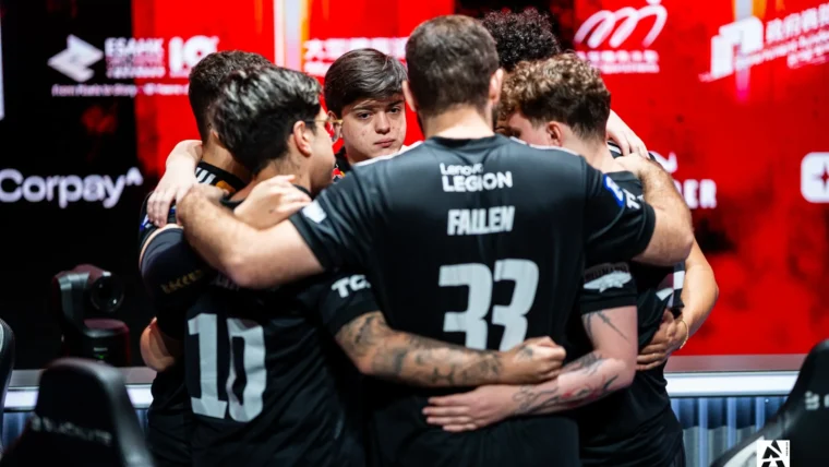 Time de CS2 da FURIA reunido no stage