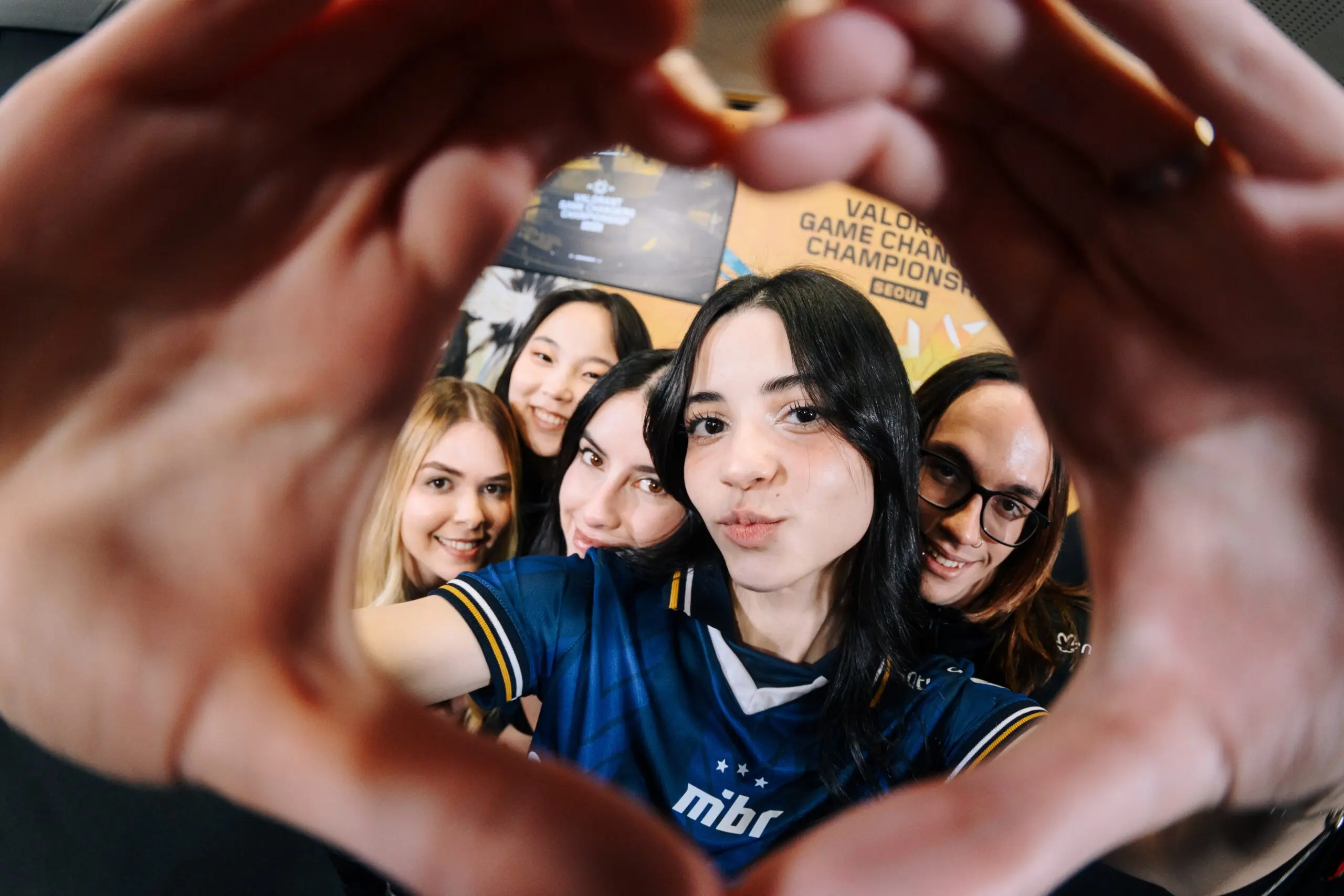 Time inclusivo de VALORANT do MIBR comemorando