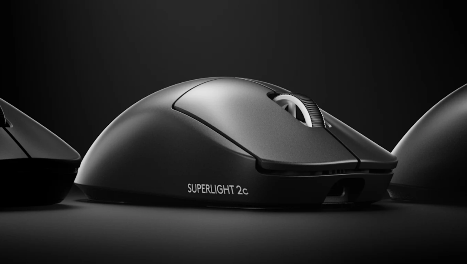 Logitech G PRO X SUPERLIGHT 2c: mouse leve para subir de elo 1 Novo mouse Logitech G PRO X SUPERLIGHT 2c de lado na cor preta