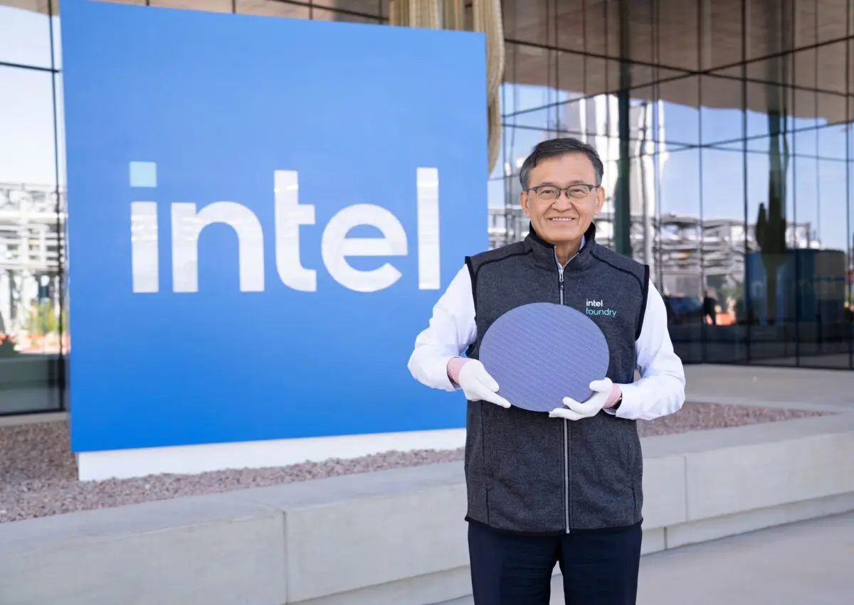 Lip Bu Tan segurando wafer em frente à sede da Intel