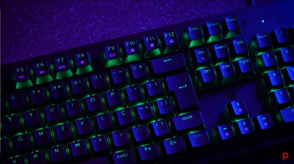 Teclado Gamer em um ambiente escuro.