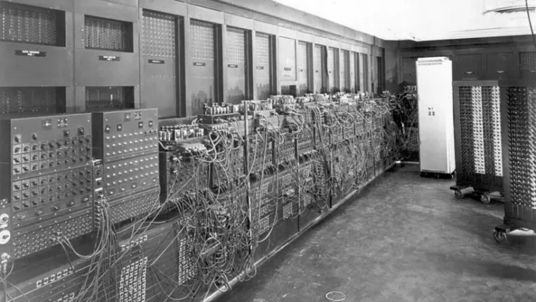 Modelo antigo de computador