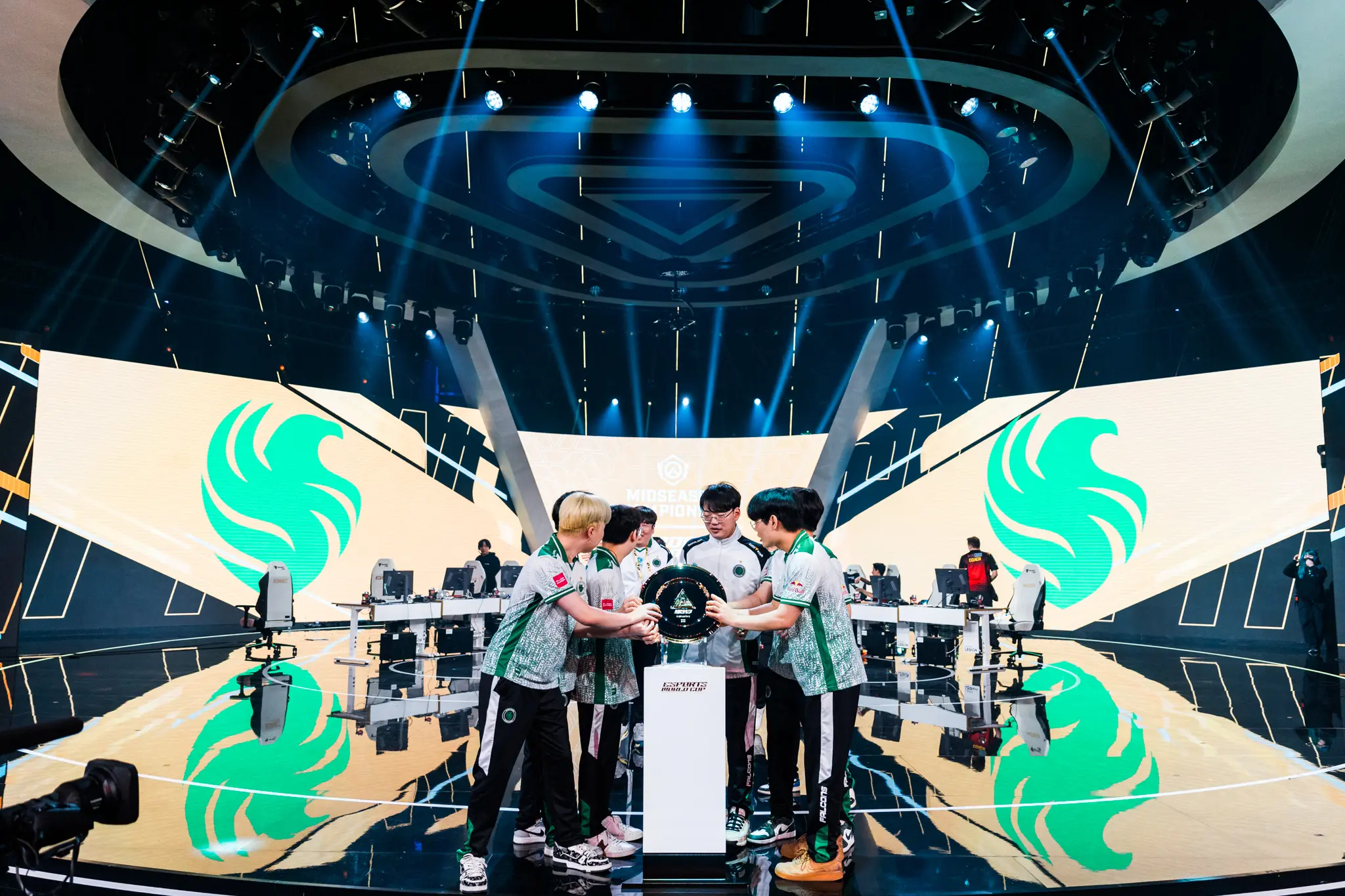 Time de Overwatch 2 da Falcons comemorando o título na Esports World Cup, a copa do mundo dos eSports
