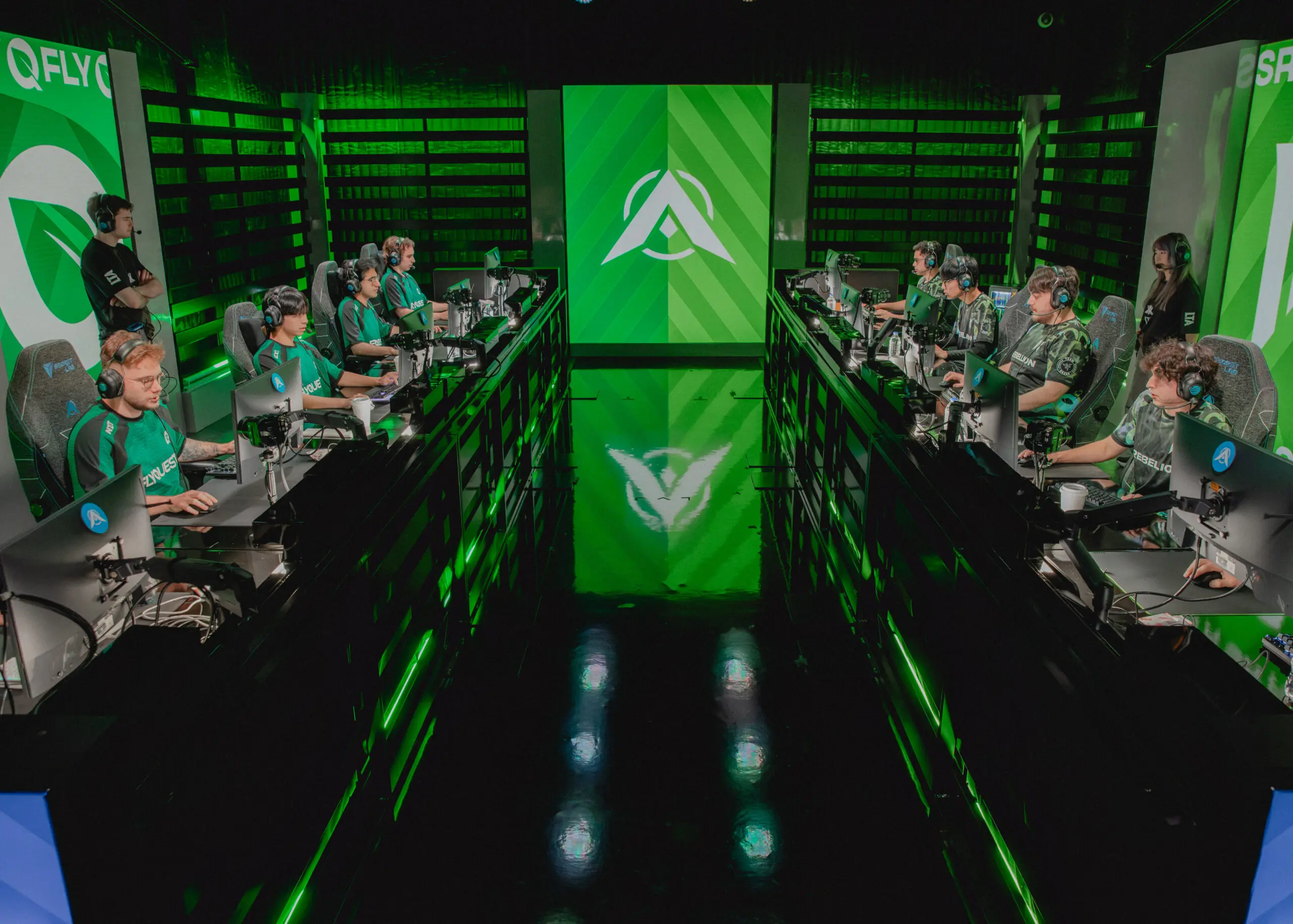 Shopify Rebelion e FlyQuest se enfrentando em torneio de LoL, a antiga LTA North