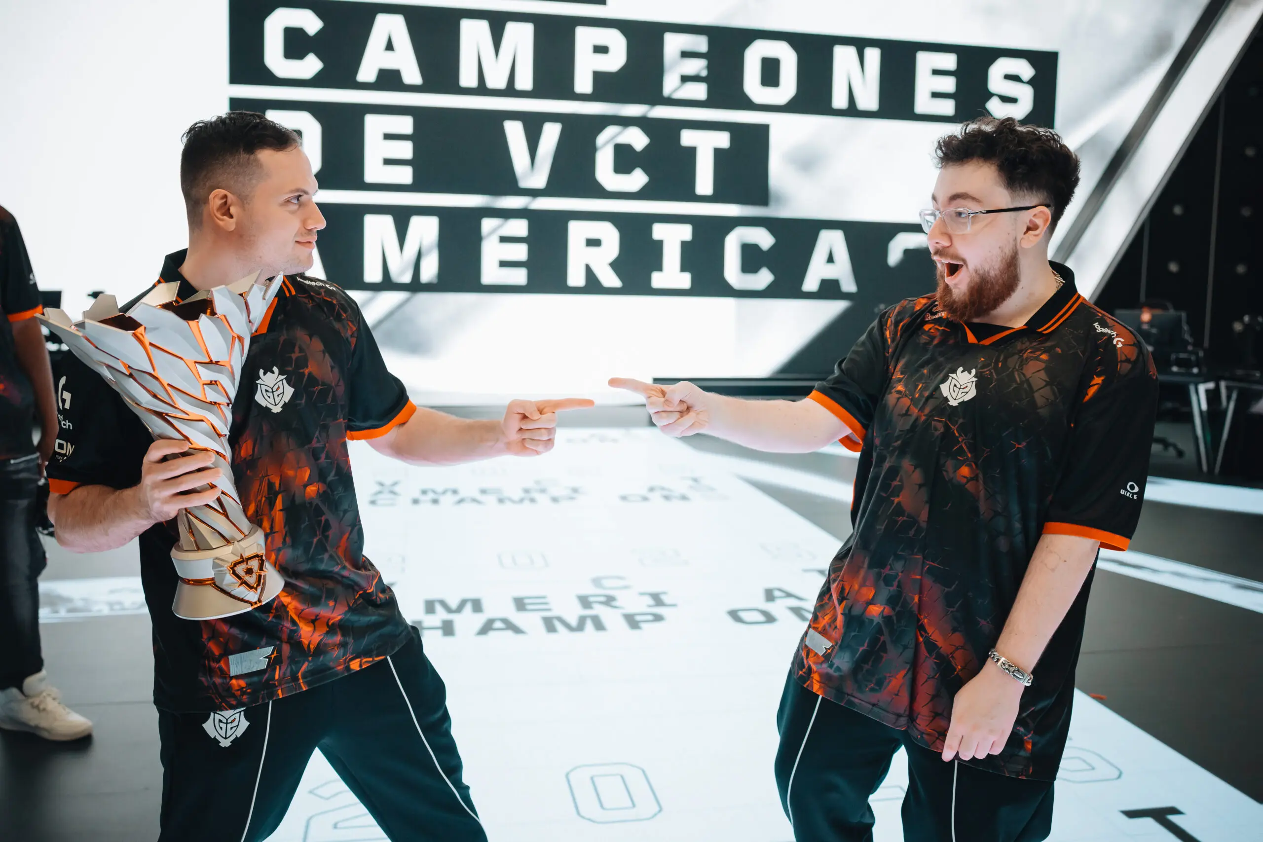 Jogadores da G2 de VALORANT apontando um para o outro com o troféu de campeão do VCT Américas Stage 2