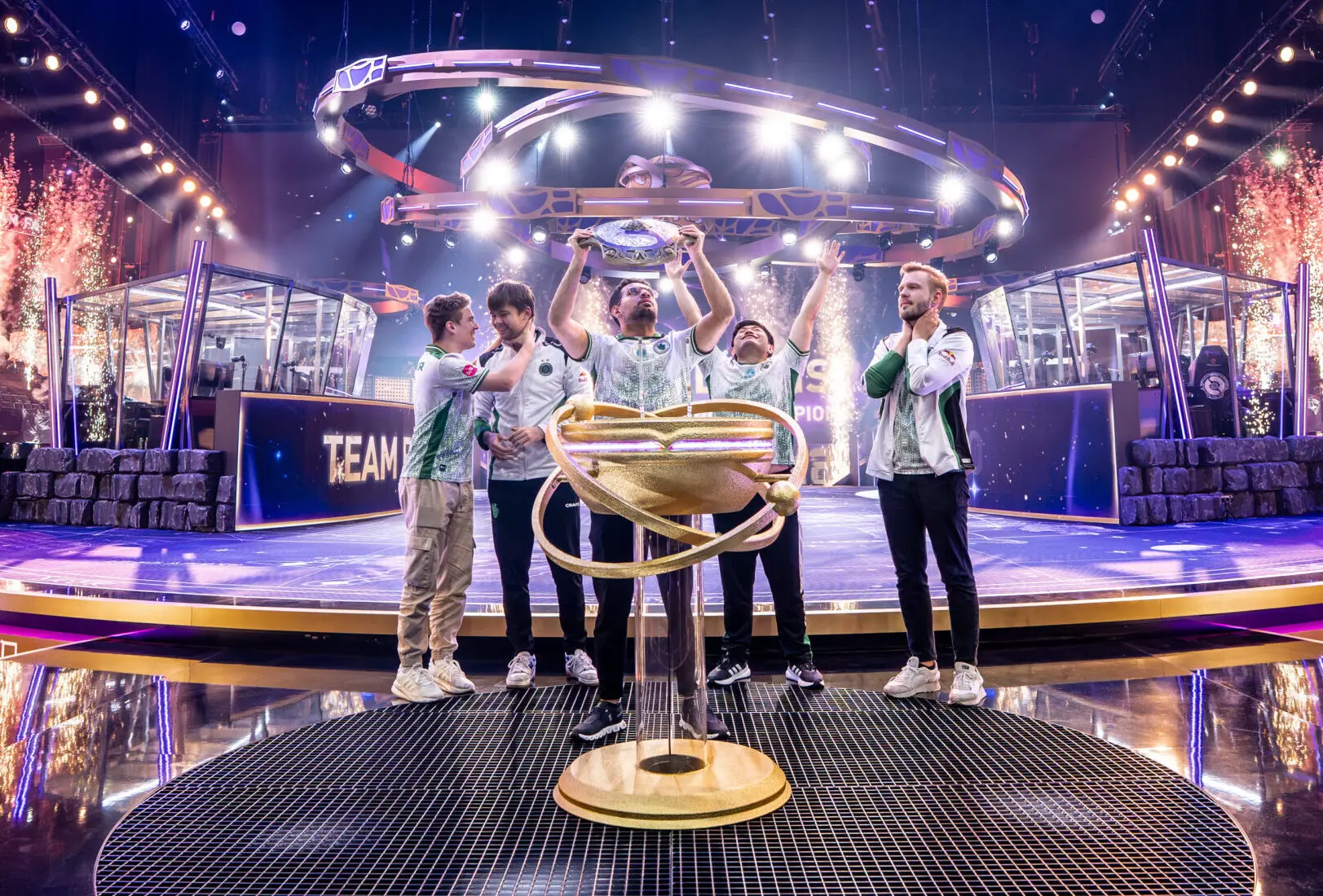 Time de Dota 2 da Team Falcons levando o troféu do The International 2025