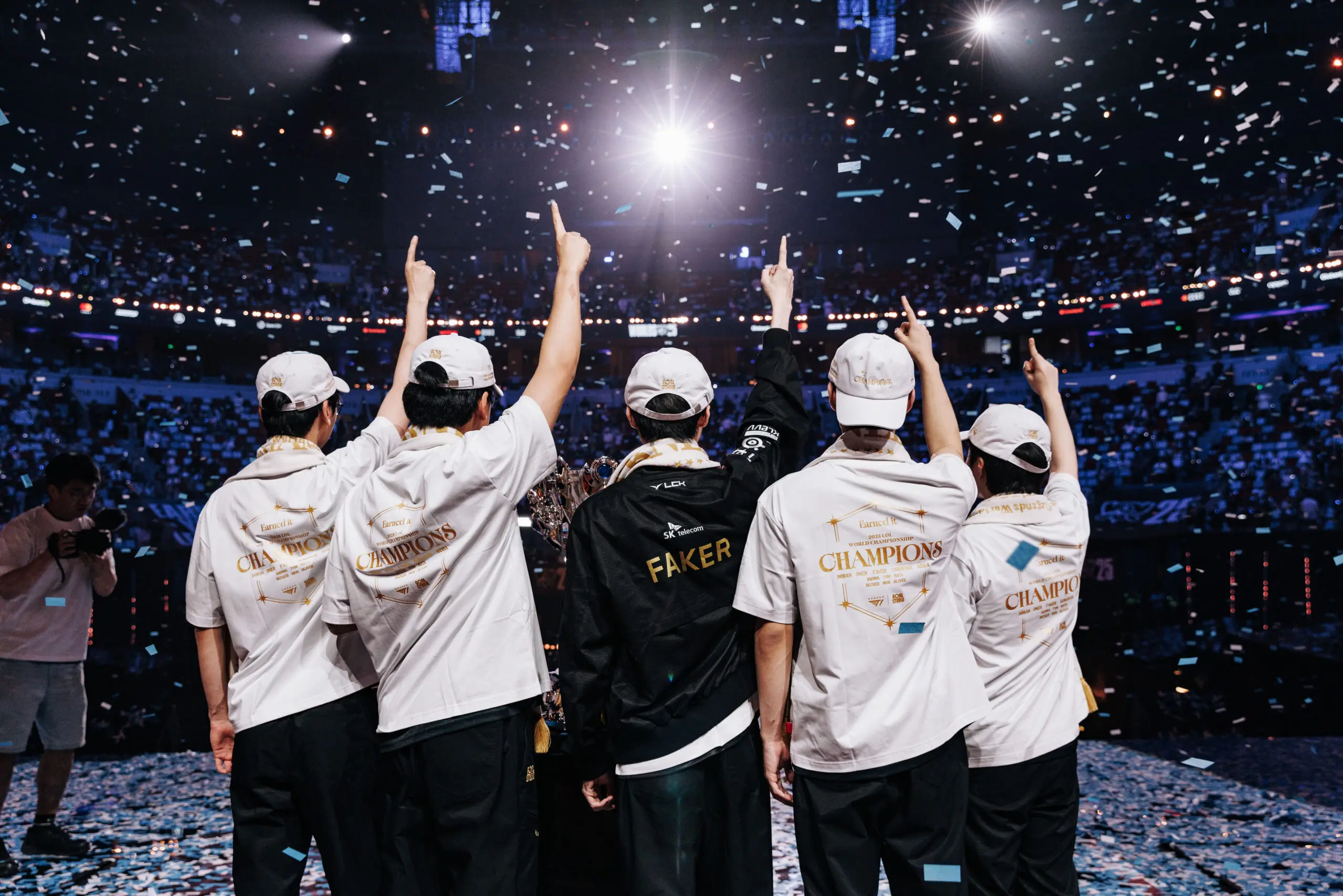 T1, time campeão mundial de League of Legends, comemorando o título