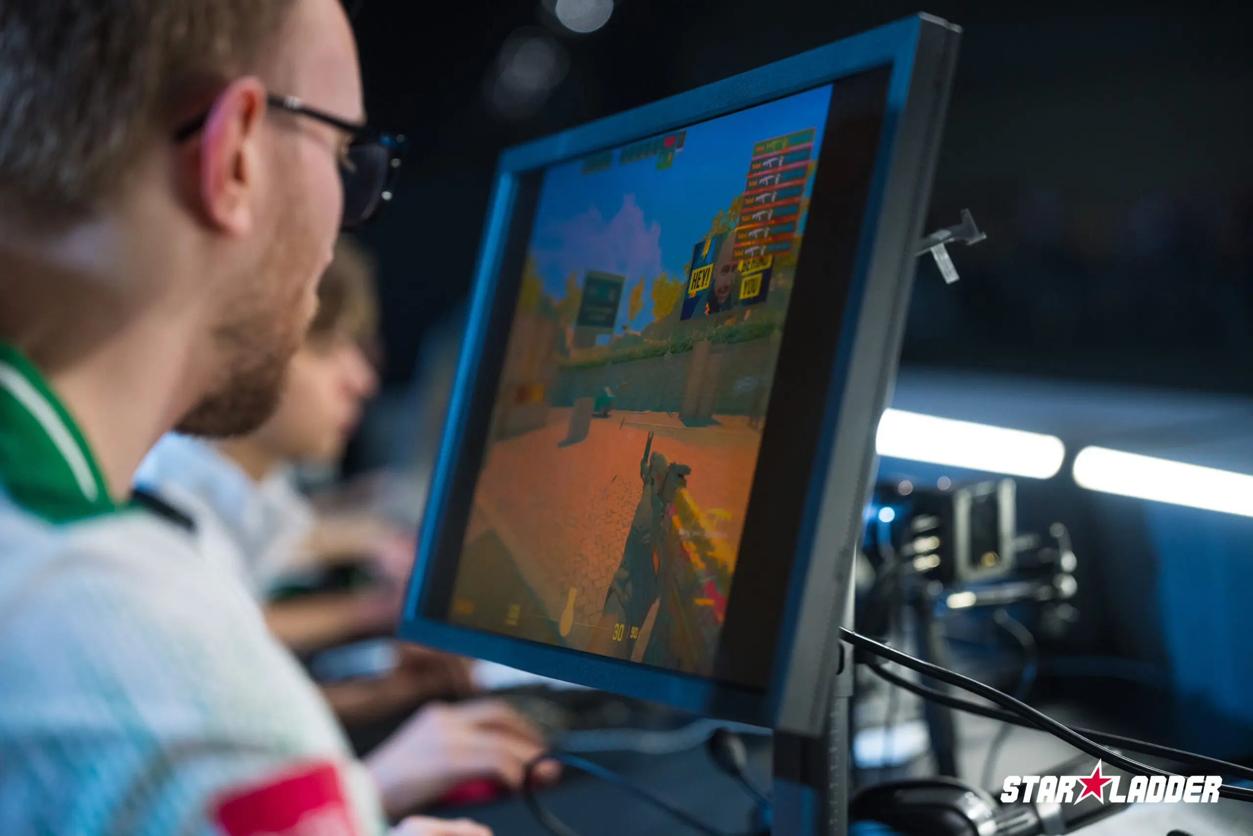 Jogador profissional da Team Falcons de CS jogando partida