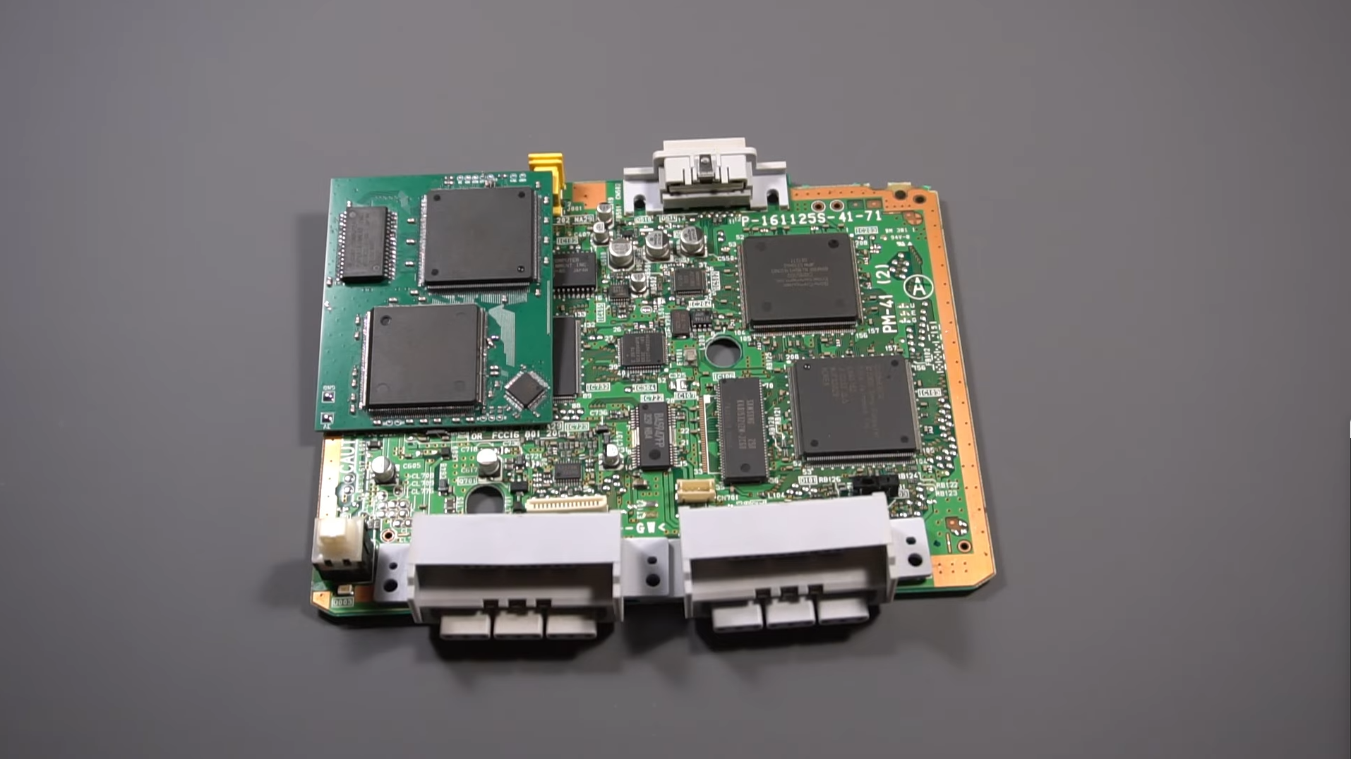 Modder Cria a Menor Placa Mãe do Play 1 com Chips Originais
