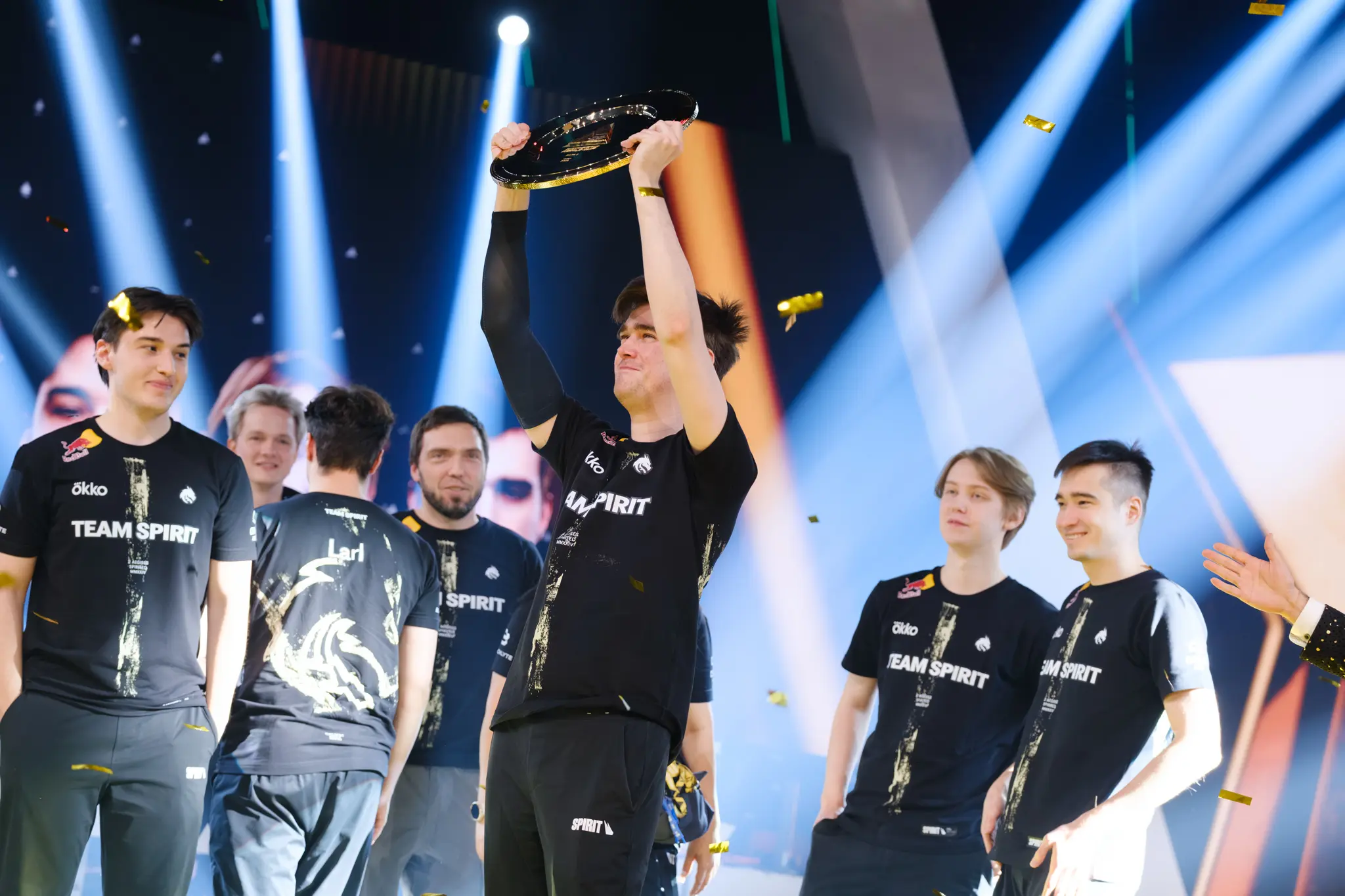 Team Spirit comemorando o título da EWC de Dota 2