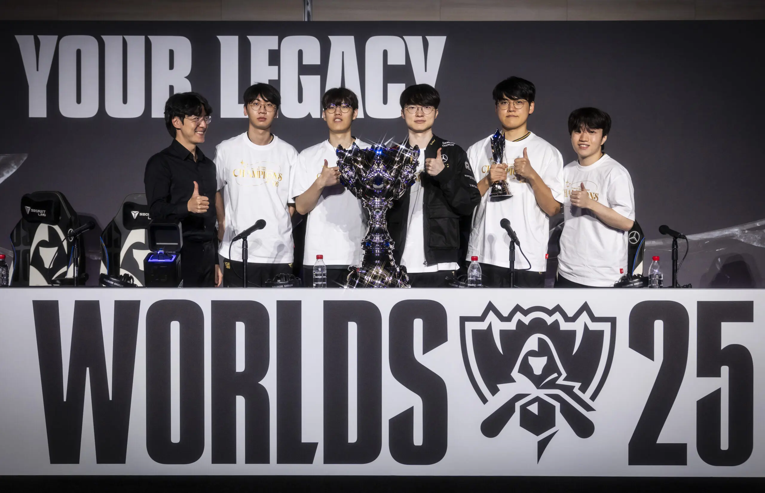 Time da T1 de League of Legends sendo entrevistado após vencer o Worlds 2025, o mundial da modalidade