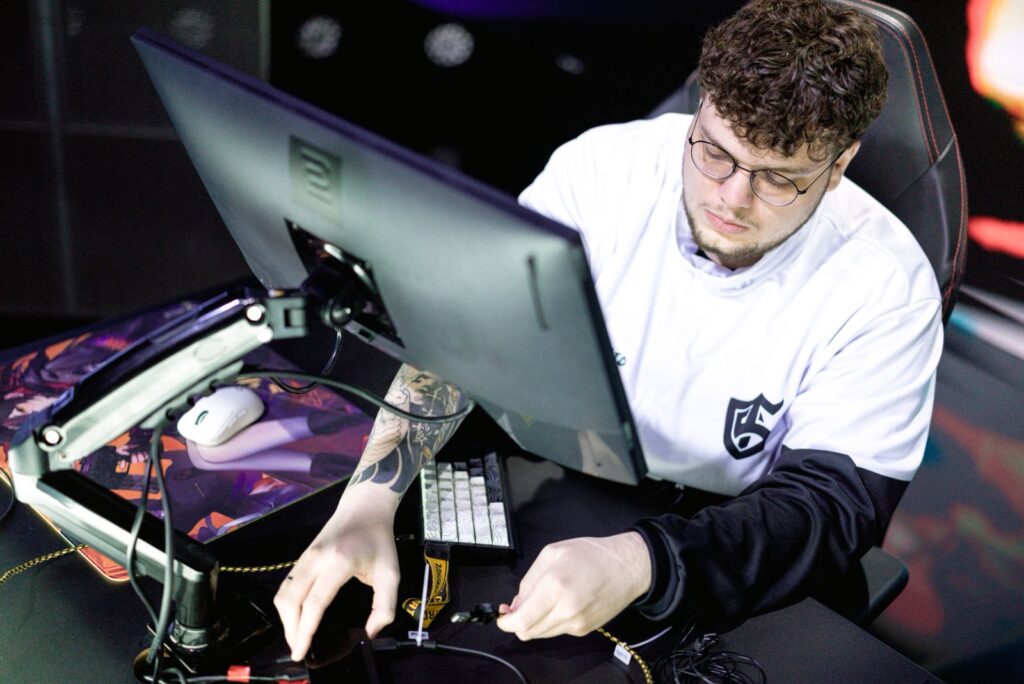 Joshua "PxS" Brunelli, jogador profissional de VALORANT, vestindo a camisa da Team Solid
