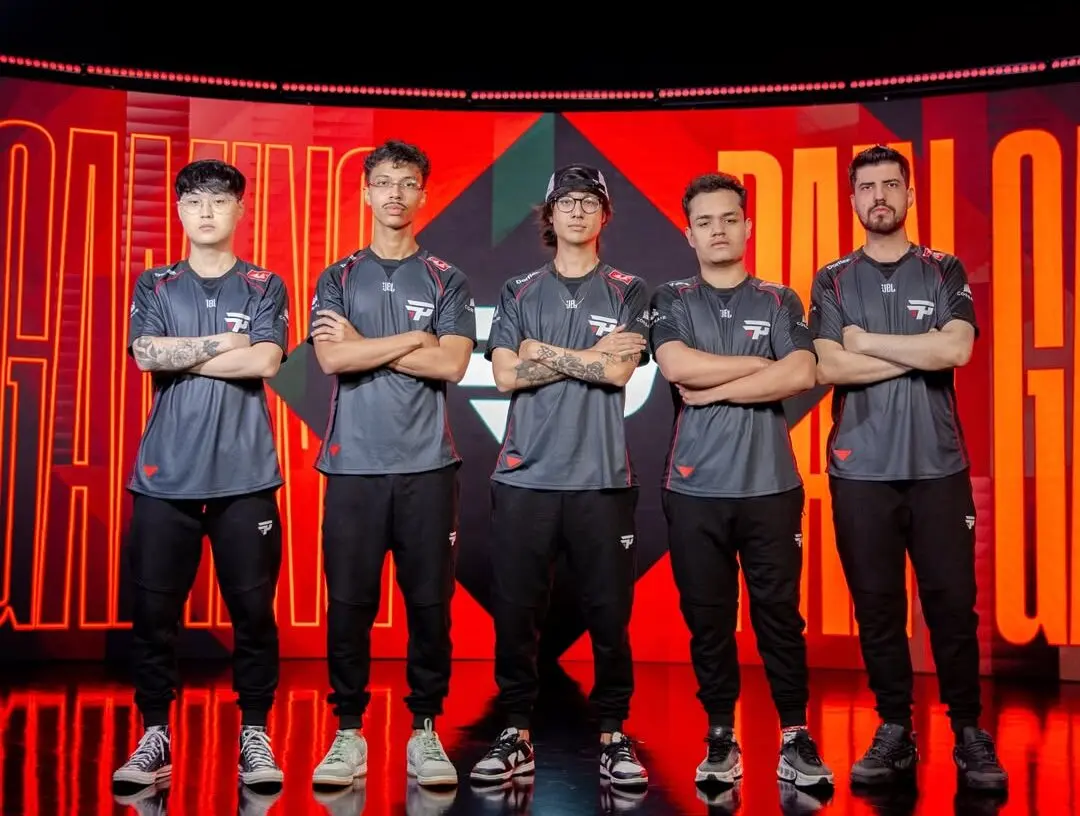 Kuri, Marvin, Tinowns, CarioK e Robo no estúdio da Riot Games em São Paulo