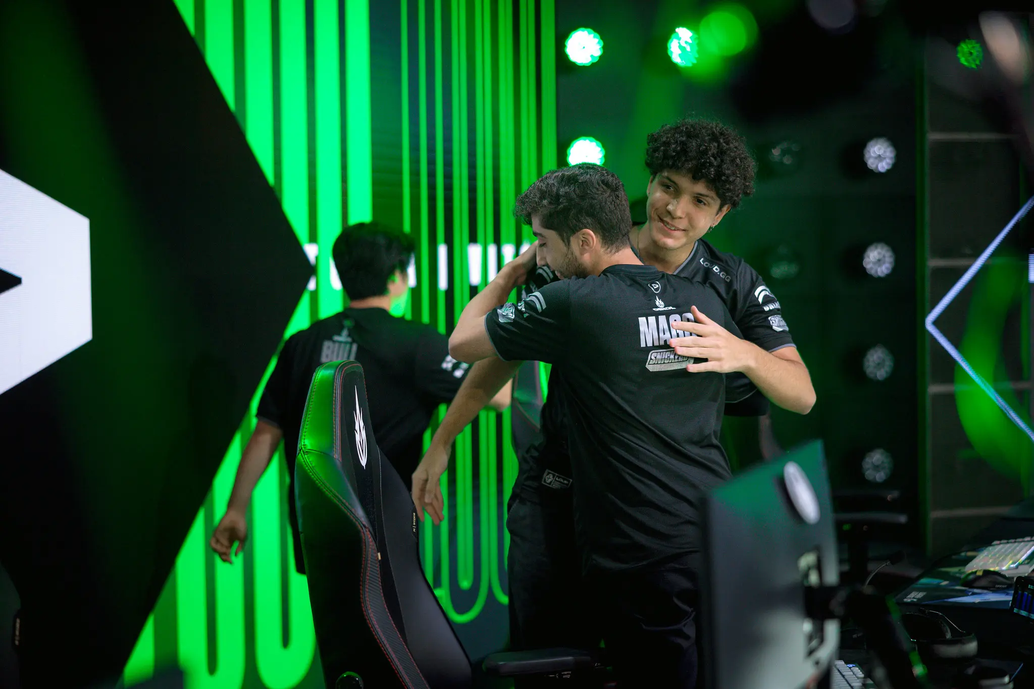 Jean Mago e Xyno se abraçando