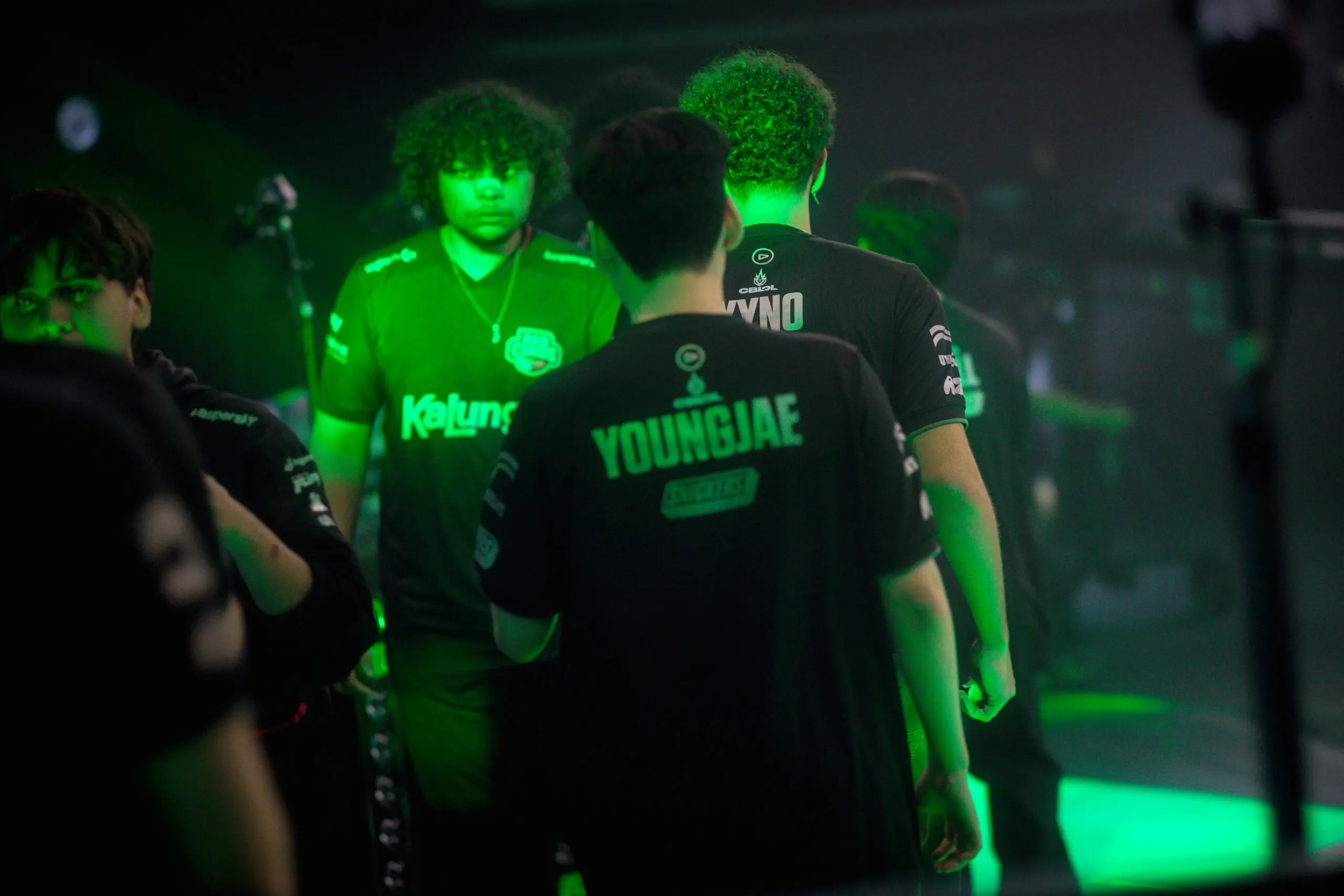 LOUD e RED Canids Kalunga se cumprimentam na Copa CBLOL.