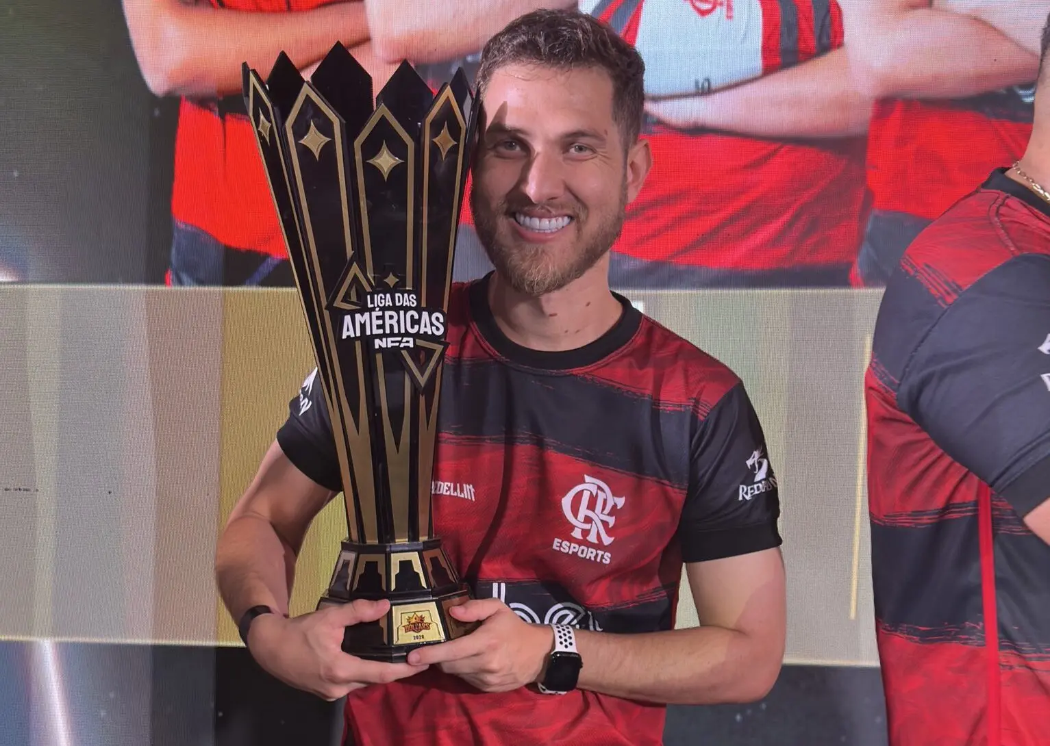 Lucas "LP7" Pereira, coach do Free Fire (FF) Emulador, vestindo a camisa da Medellín Rubro-Negro.