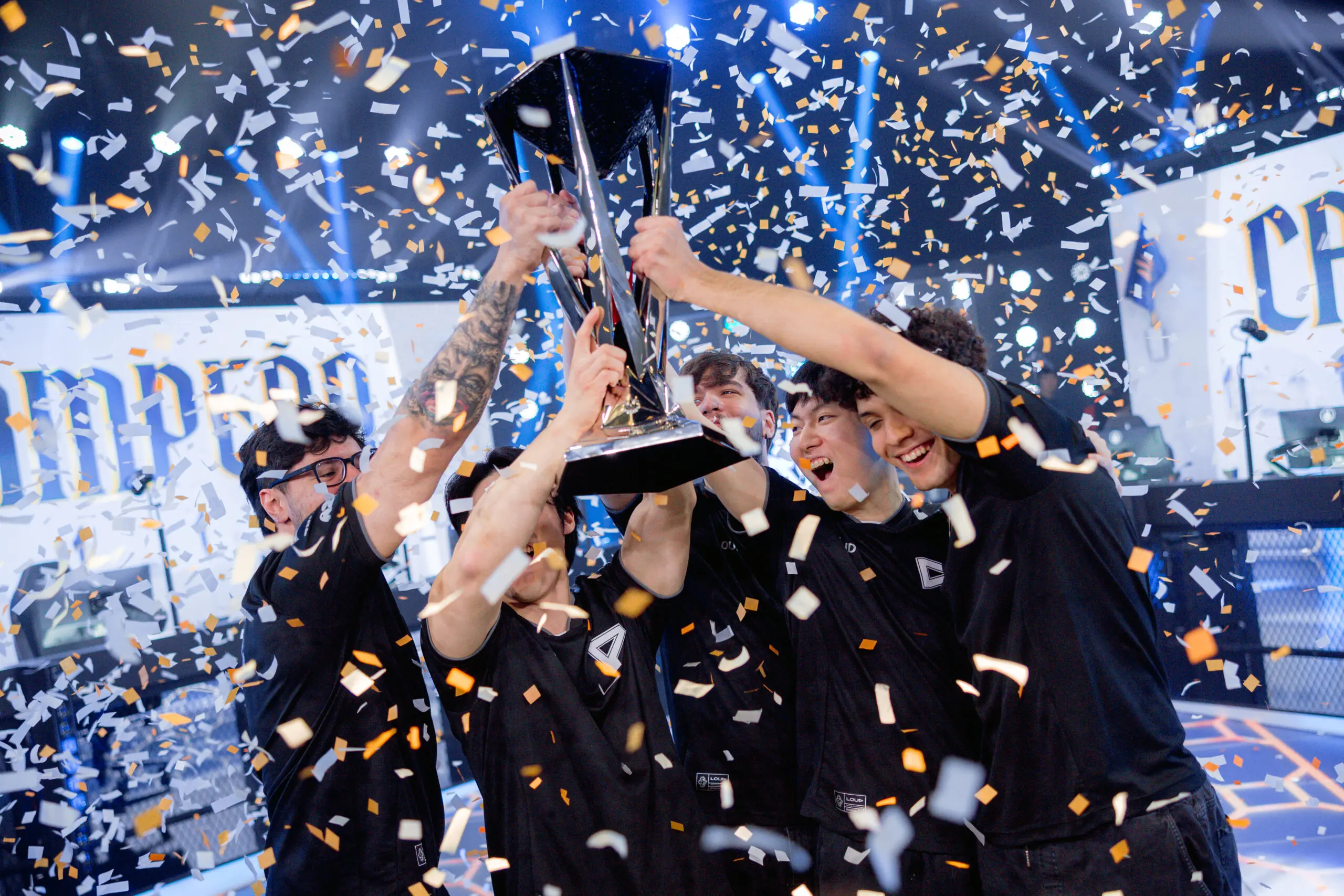 Time de League of Legends (LoL) da LOUD segurando o troféu da Copa CBLOL 2026.